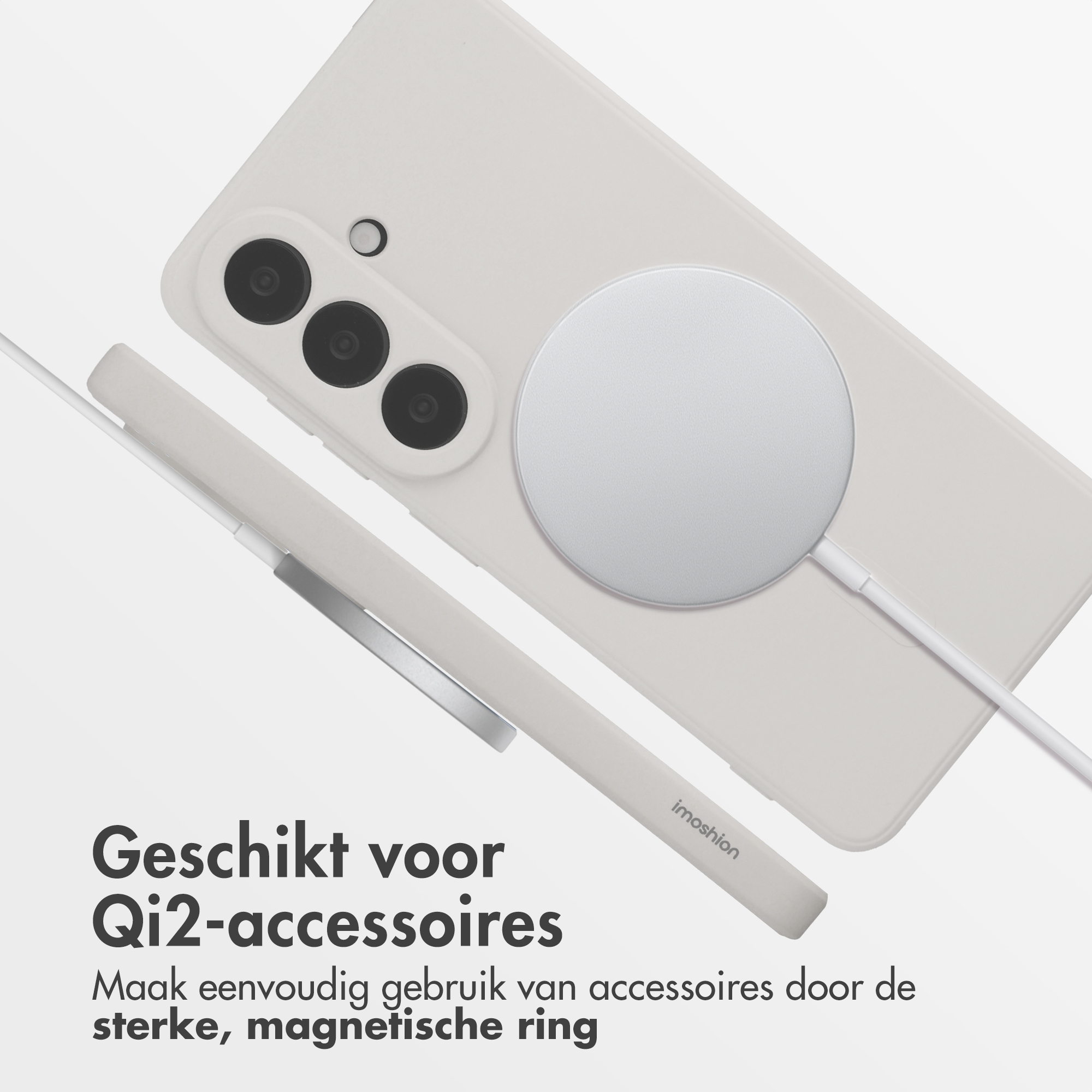Een witte smartphone met een magnetische oplaadplaat verbonden met een kabel.