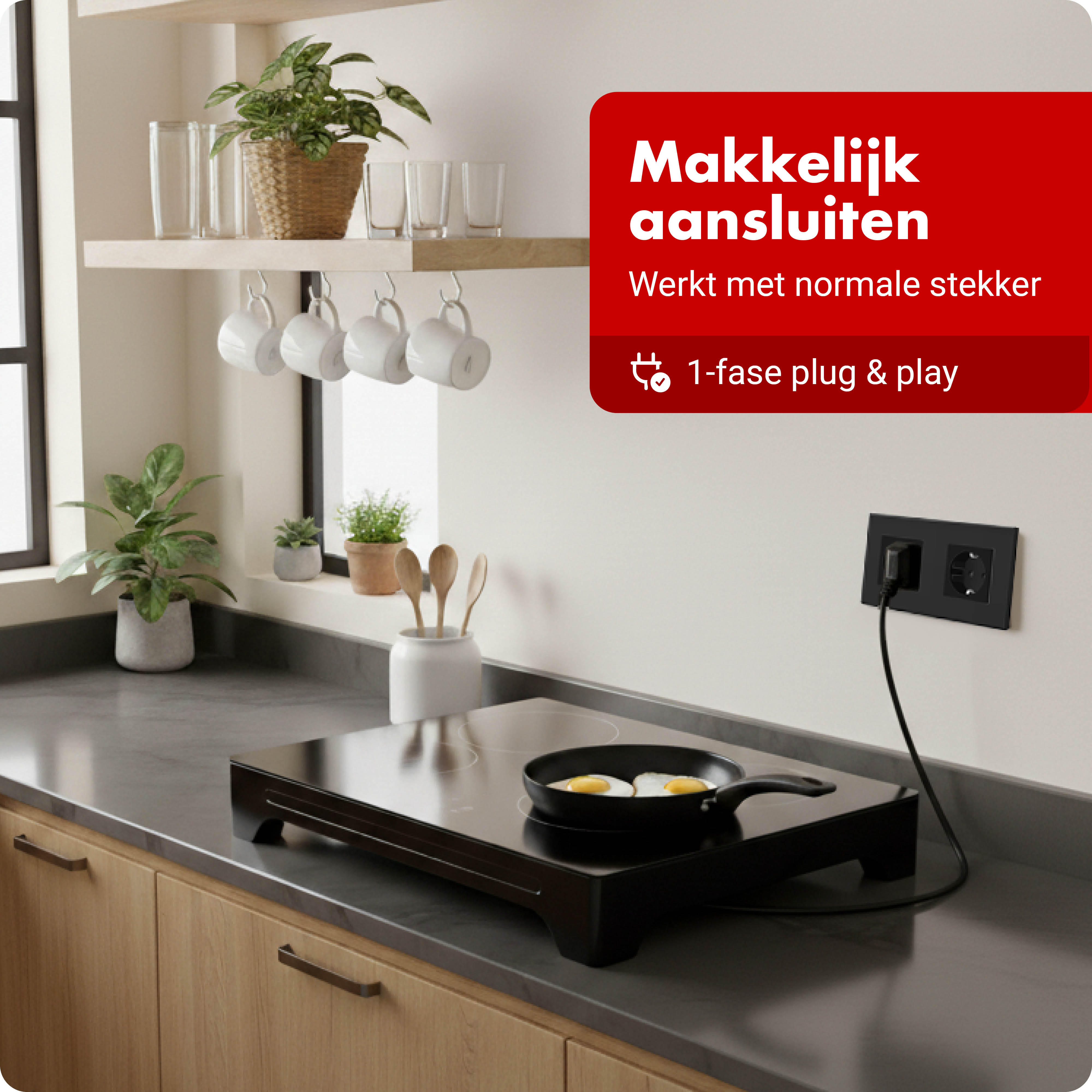 Een inductiekookplaat met twee eieren in een pan staat op een aanrecht.