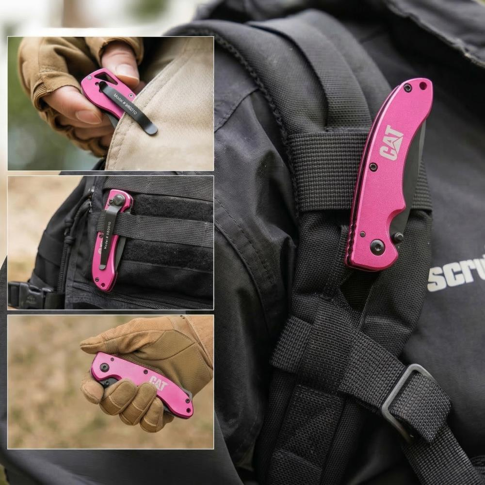 Pembe CAT logolu çakı, siyah bir sırt çantası kayışına takılıdır.