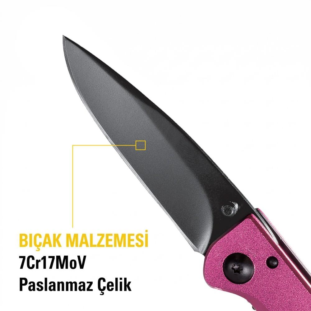 Pembe saplı 7Cr17MoV paslanmaz çelik bıçağın yakın çekimi.