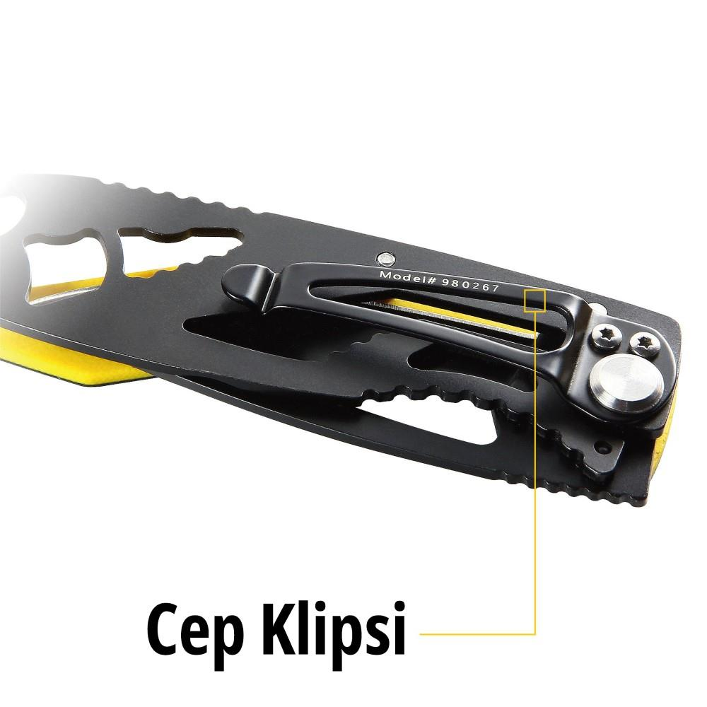 Sarı süslemeli ve 980267 model numaralı siyah cep klipsi.