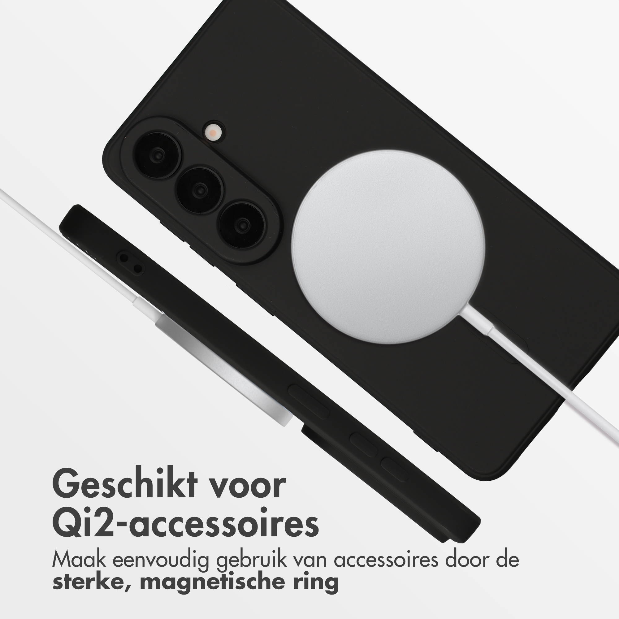 Zwarte telefoon met witte magnetische lader en kabel.
