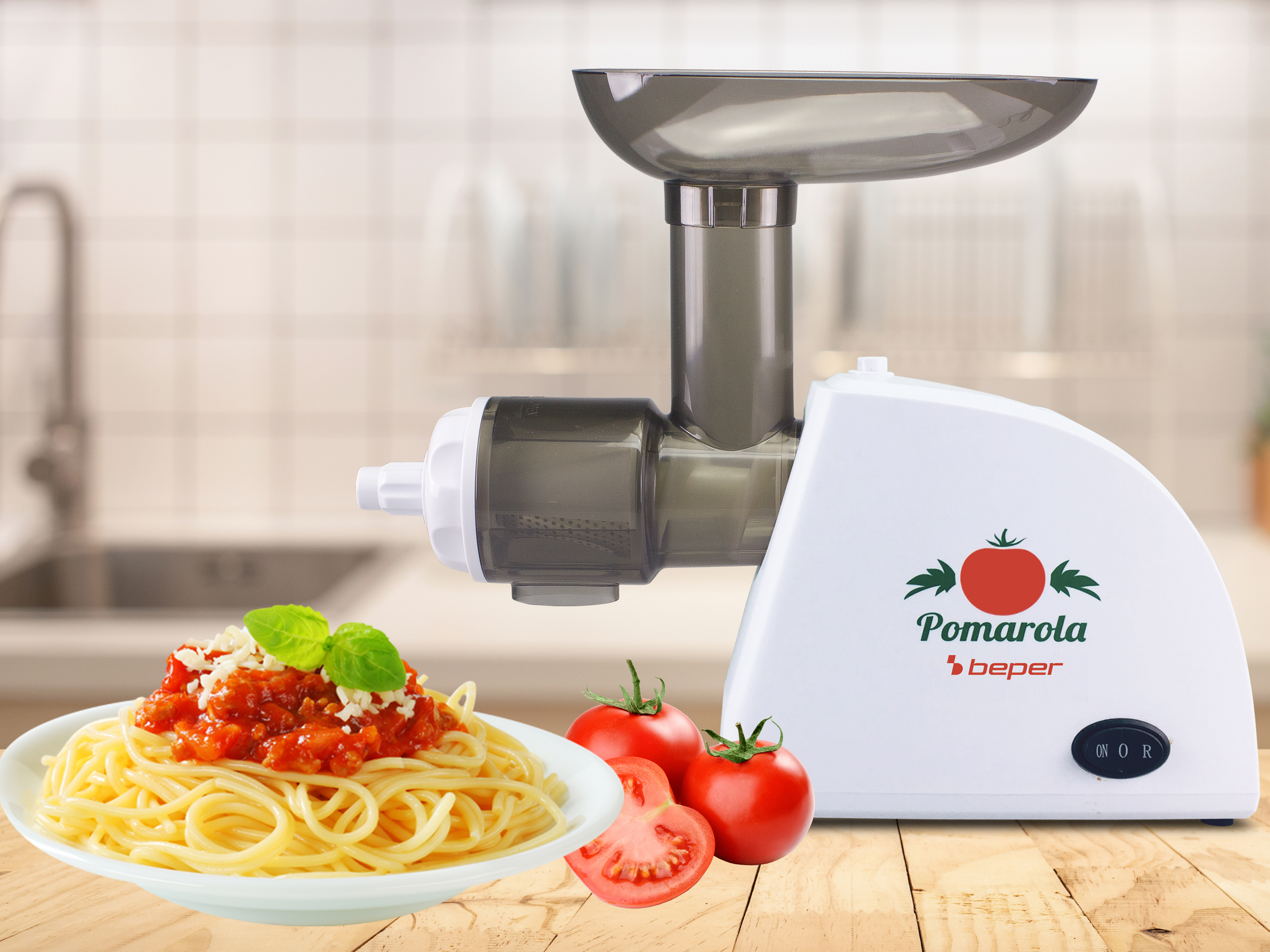 Ein Fleischwolf mit Tomaten und Spaghetti Bolognese auf einem Holztisch.