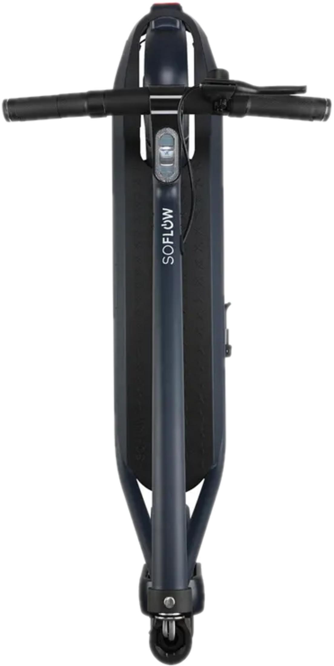 Monopattino elettrico blu scuro dall'alto, con manubrio e ruote.