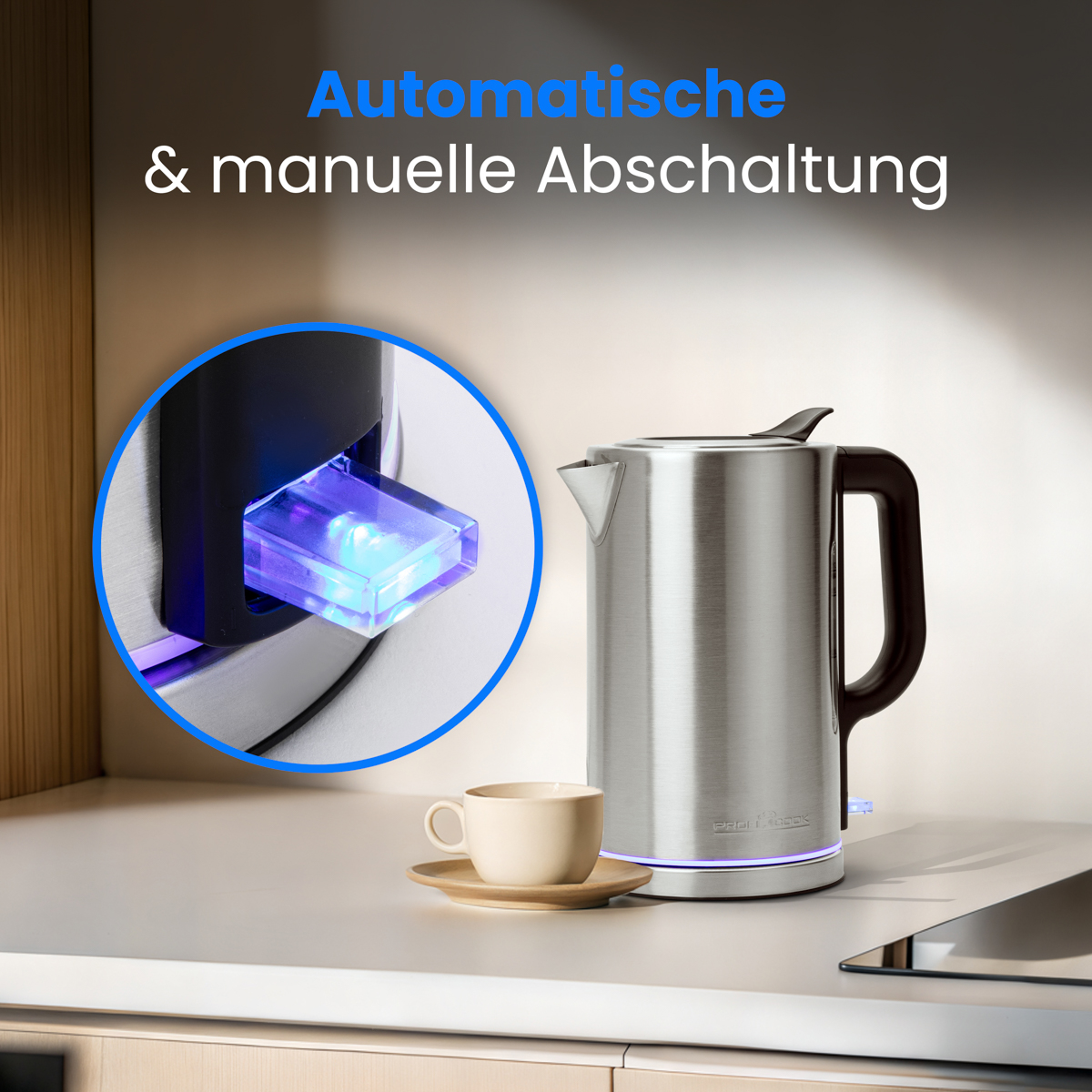 Edelstahl-Wasserkocher mit beleuchtetem Schalter und einer Tasse Kaffee.