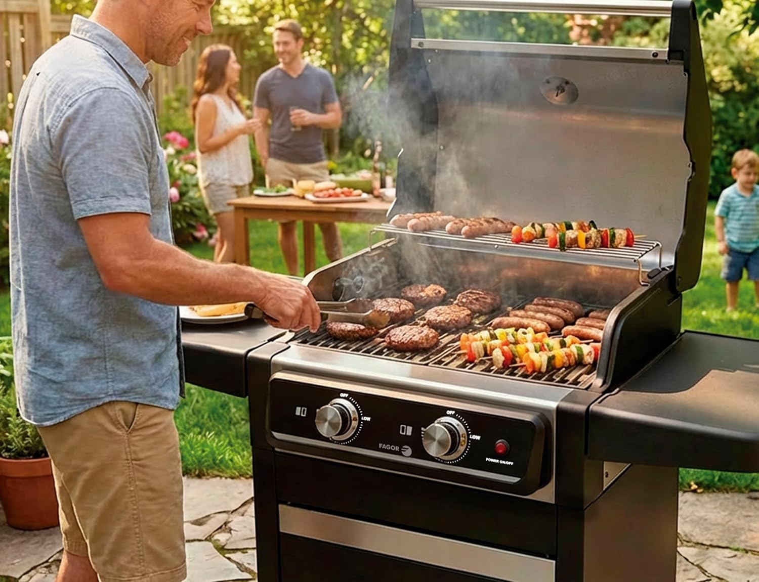 Hombre asando hamburguesas y brochetas en un patio trasero con familia.