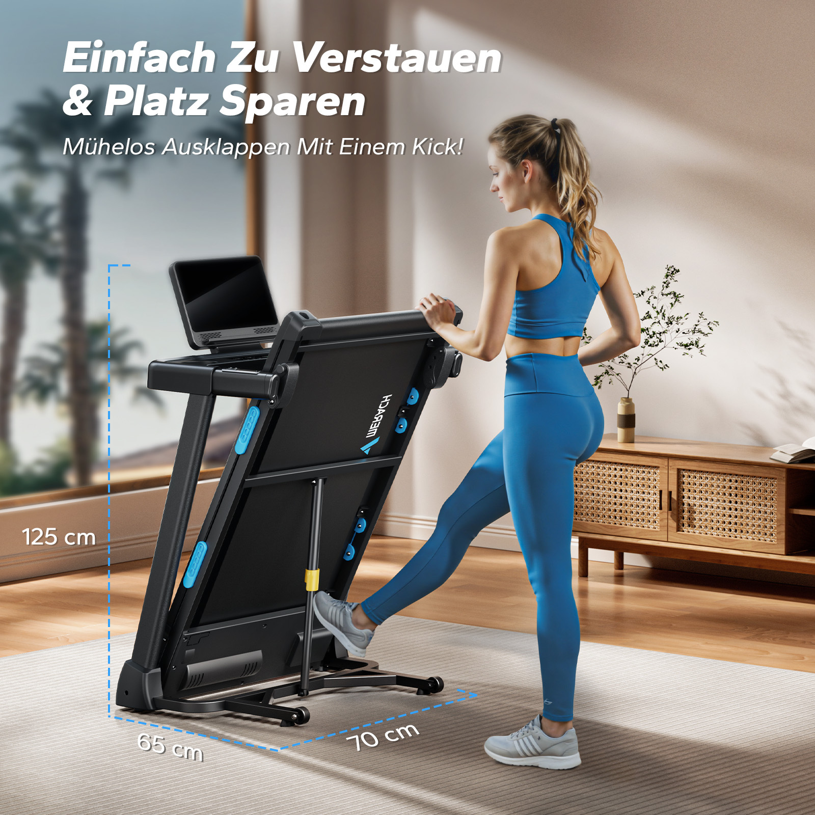 Frau auf einem klappbaren Laufband in einem Wohnzimmer. Maße sind angegeben.