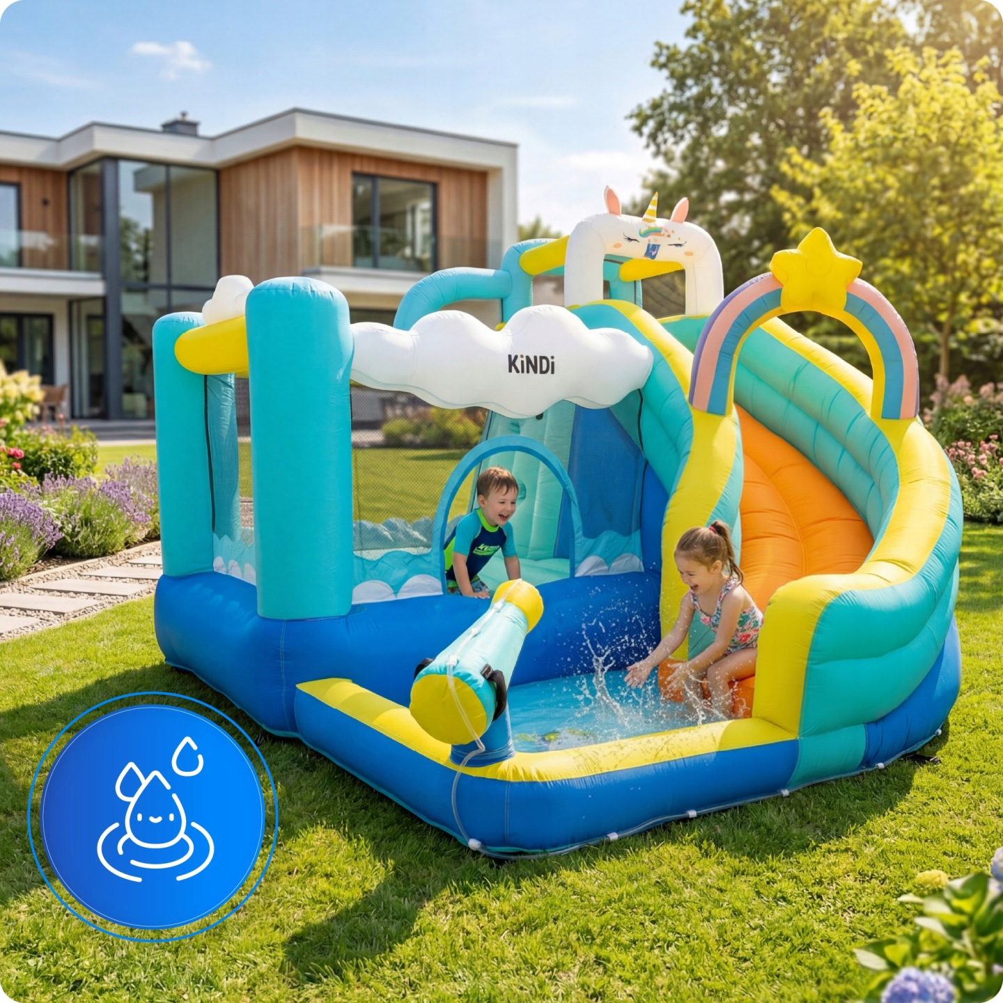 Kinder planschen in einem aufblasbaren Wasserpark mit Rutsche und Wasserspielzeug.