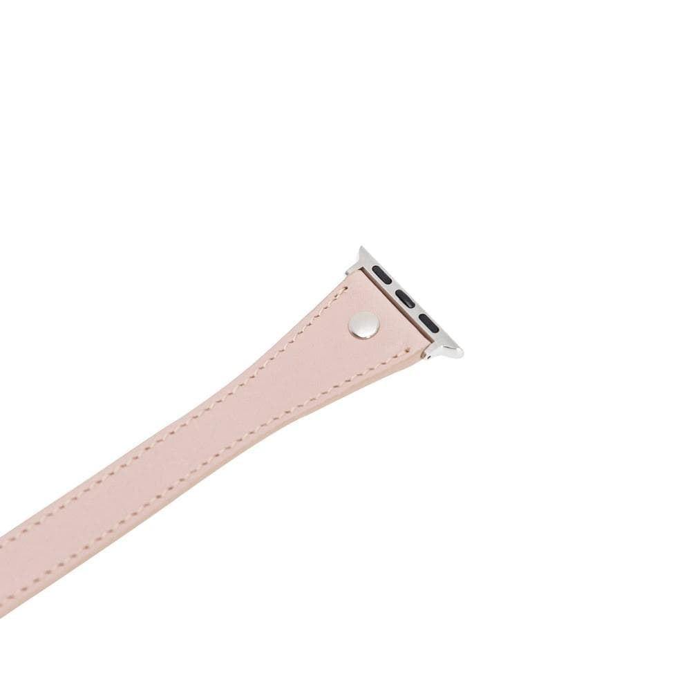Gümüş konektörlü pembe deri akıllı saat bandı.