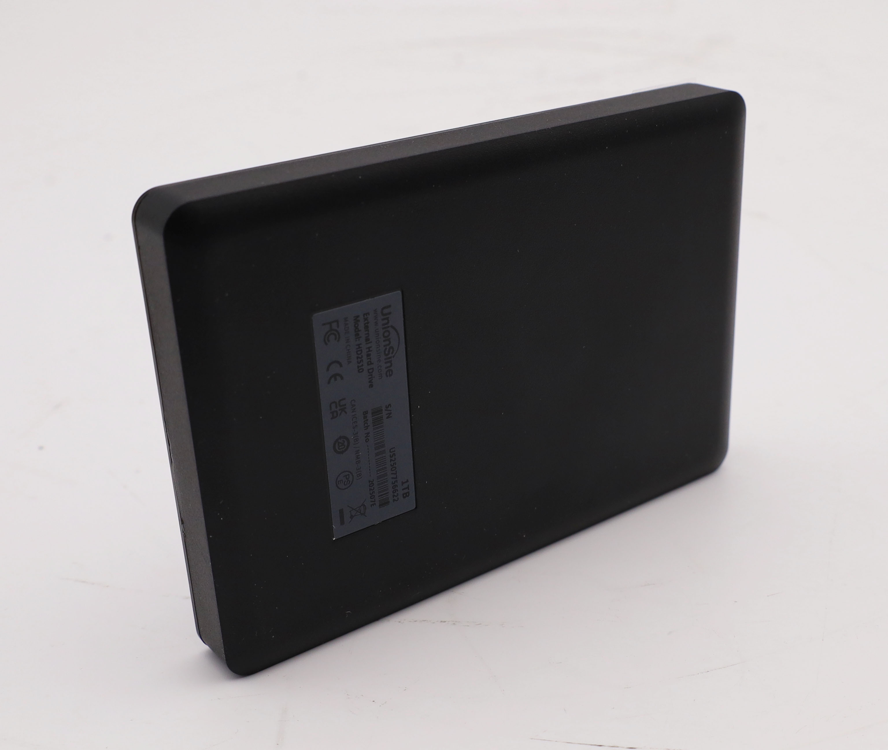 Schwarze externe Festplatte mit Etikett, Modell HD2510, 1 TB.