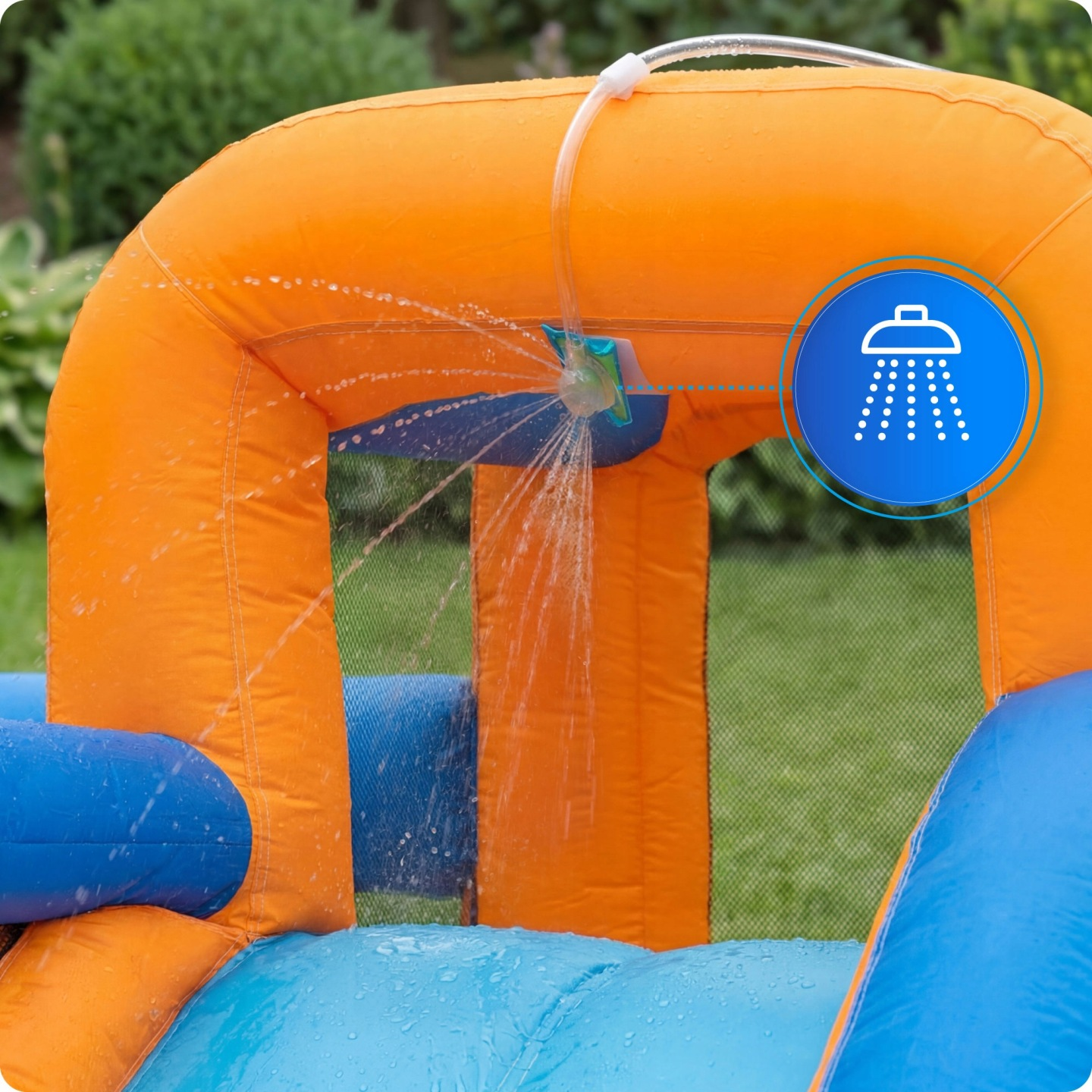 Ein aufblasbarer Wasserspielplatz mit einer Dusche, die Wasser versprüht.