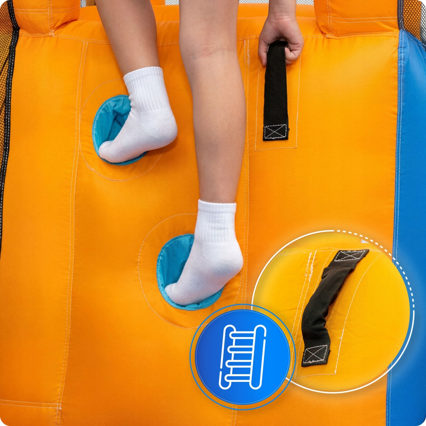 Ein Kind mit weißen Socken klettert auf ein aufblasbares Spielgerät.