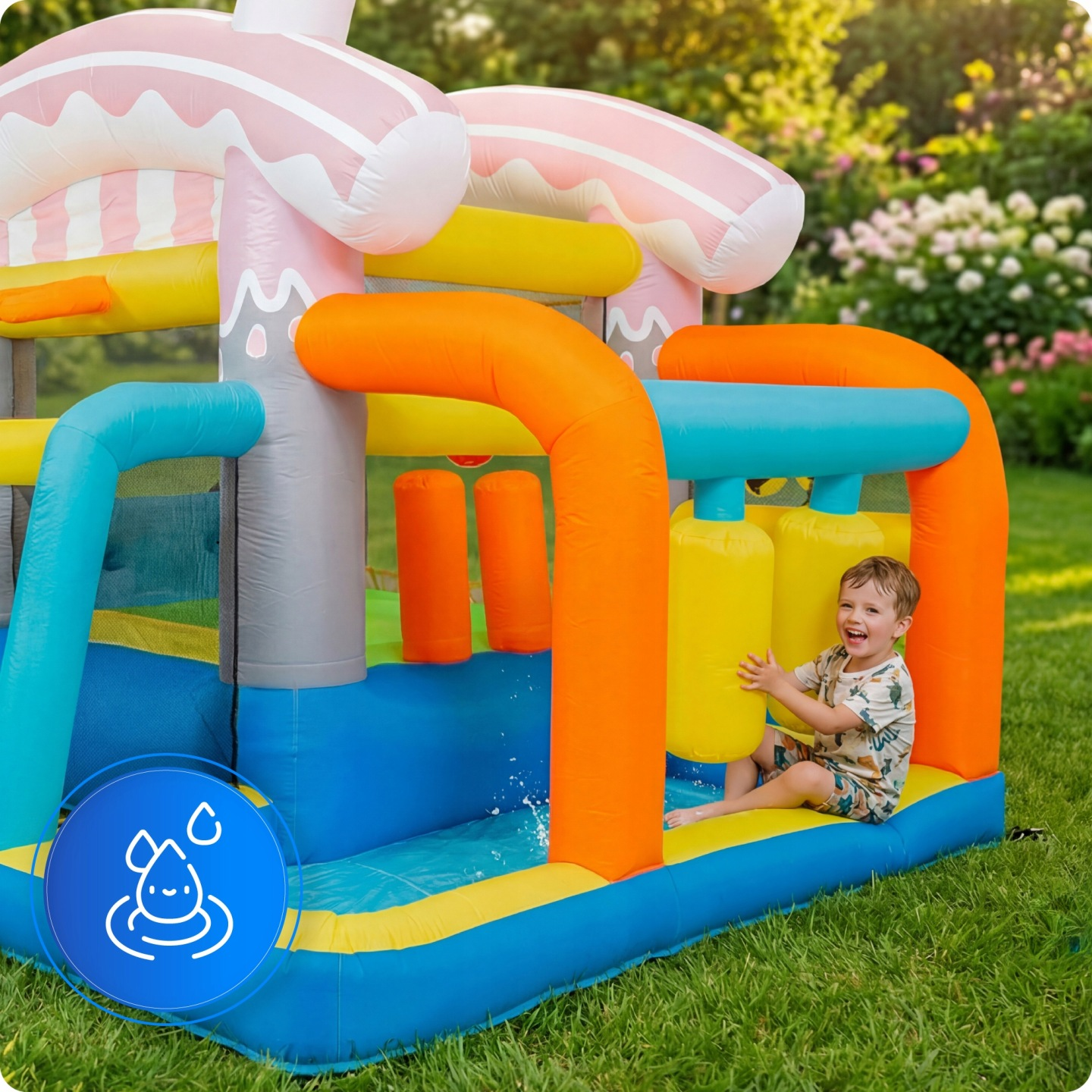 Ein glücklicher kleiner Junge sitzt an einem sonnigen Tag in einer bunten aufblasbaren Wasserrutsche.
