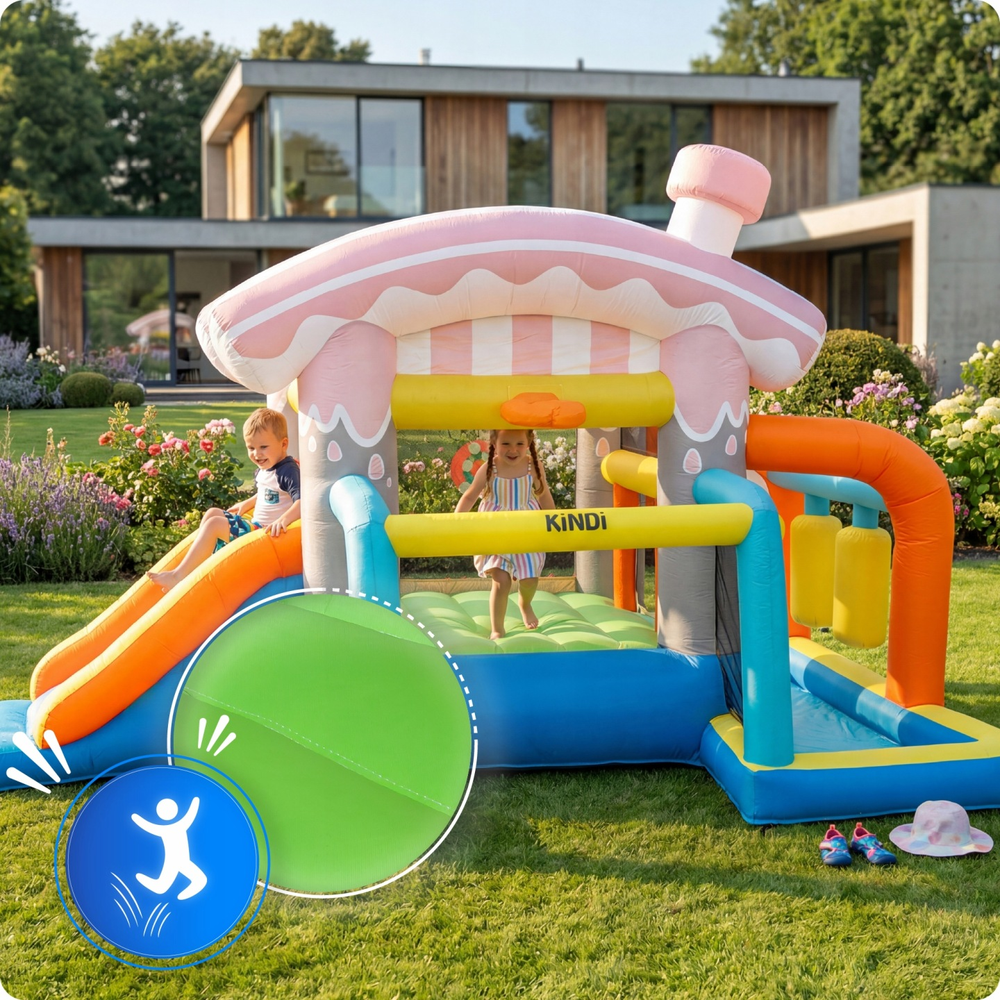 Kinder auf einem aufblasbaren Spielhaus mit Rutsche und Pool im Garten vor einem modernen Haus.