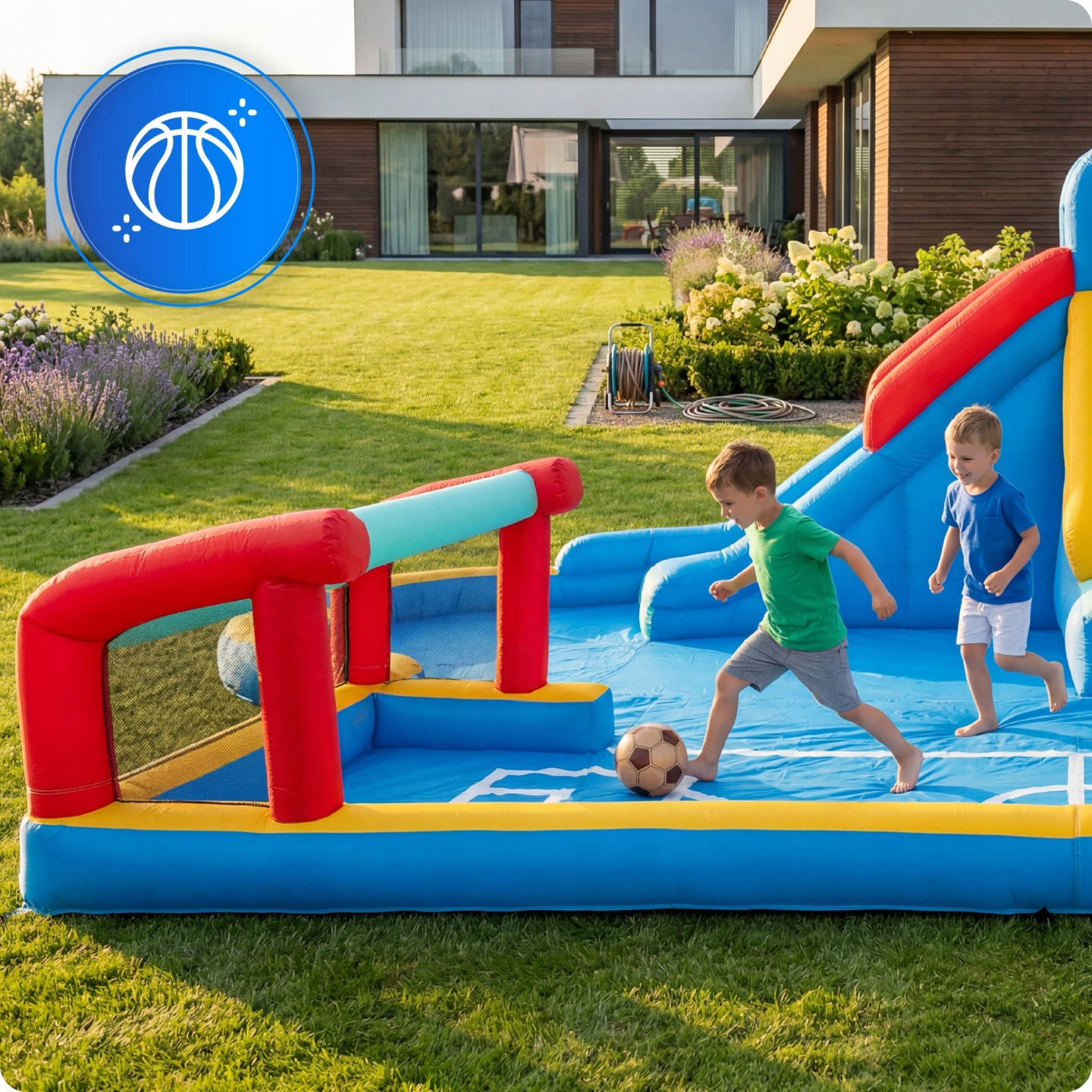 Zwei Jungen spielen auf einer aufblasbaren Fußballarena im Garten. Ein Haus im Hintergrund.