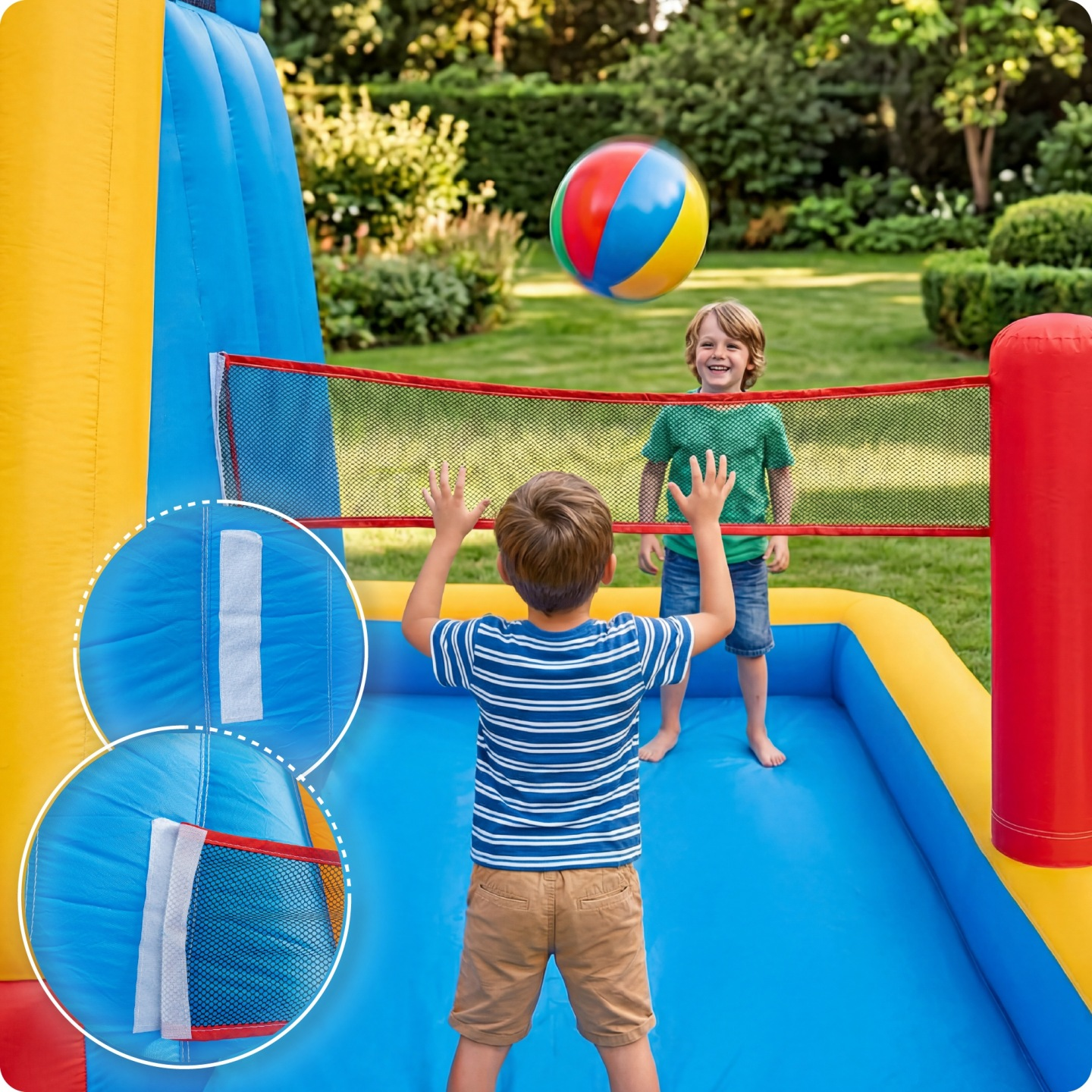 Zwei Jungen spielen Volleyball auf einem aufblasbaren Spielplatz im Garten.