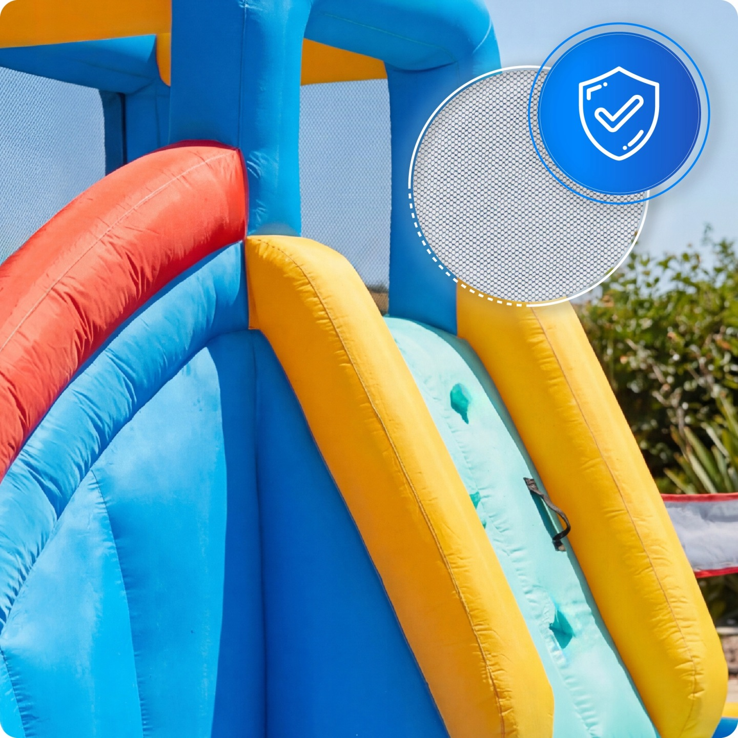 Ein aufblasbarer Spielplatz mit bunten Rutschen und einem Sicherheitssymbol.