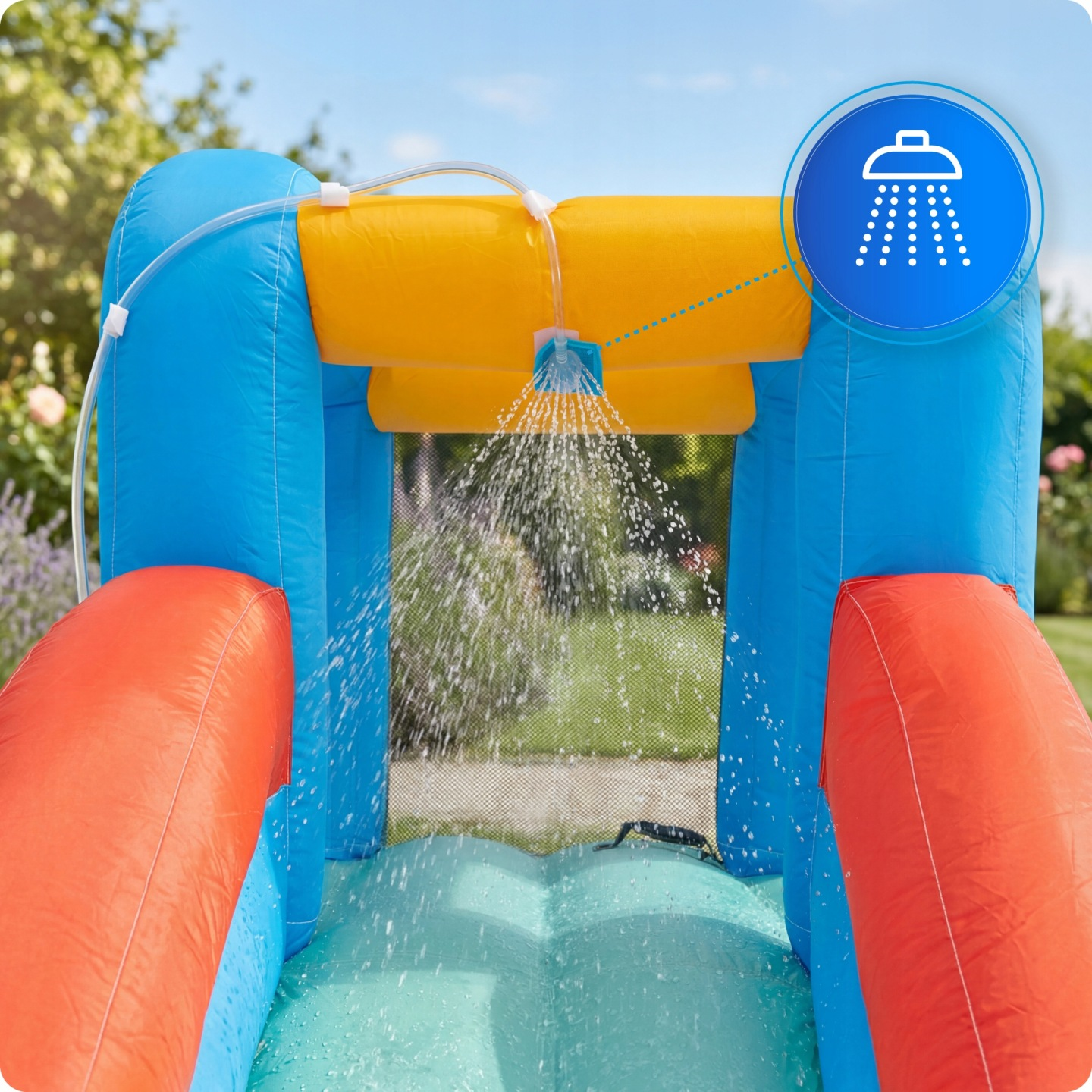 Aufblasbare Wasserrutsche in Blau und Gelb mit Wasser, das aus einem Duschkopf sprüht.