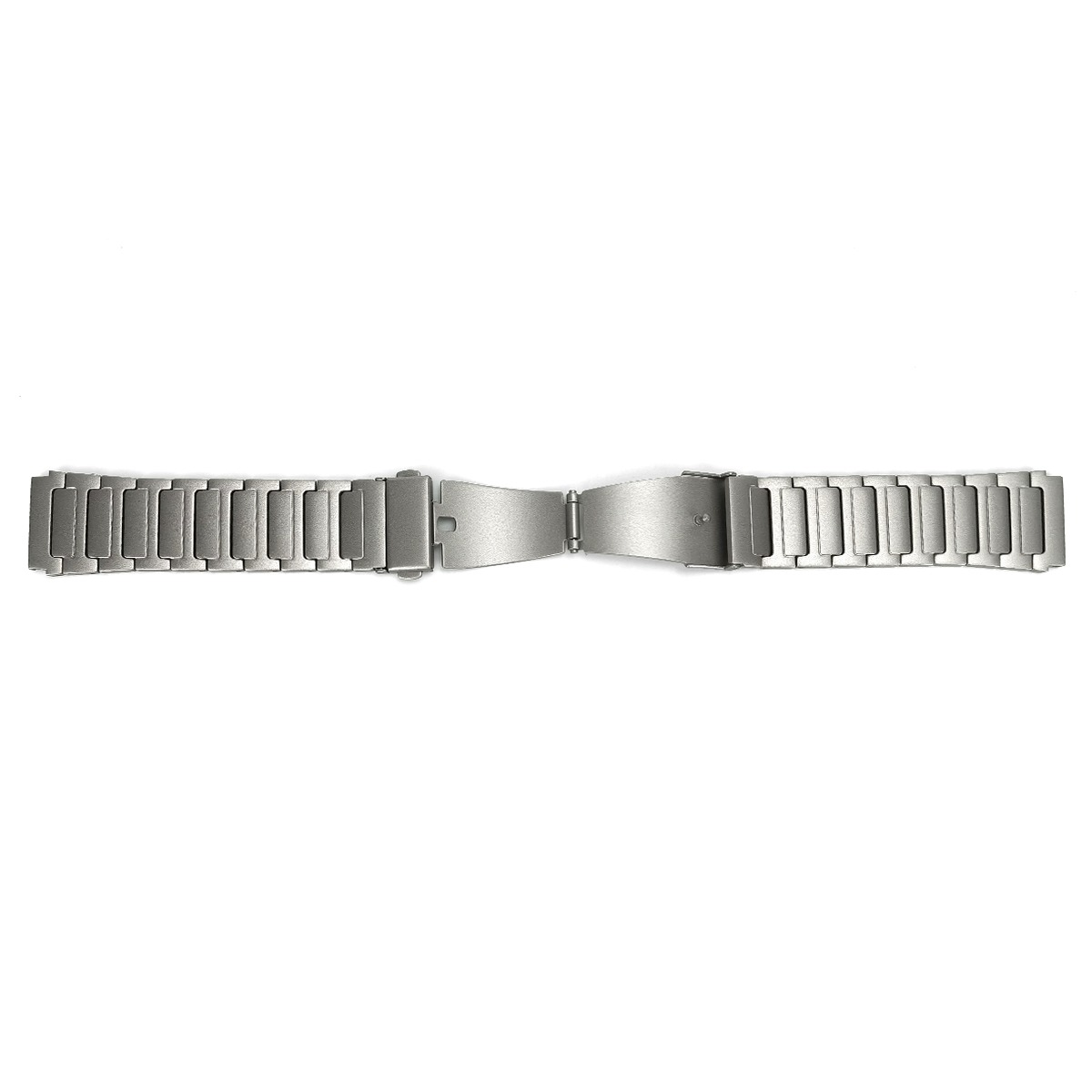 Un cinturino d'orologio in metallo argentato con maglie e chiusura su sfondo bianco.