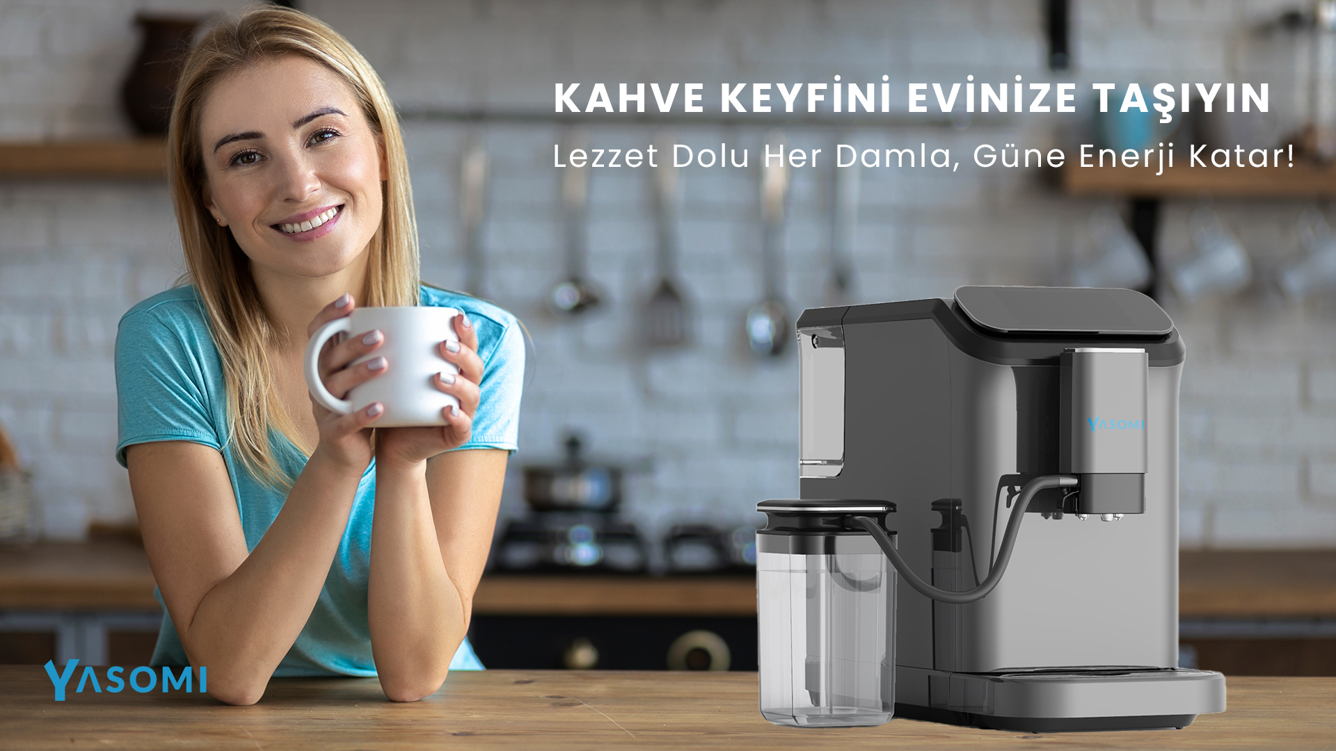 Bir kadın mutfakta bir kahve makinesinin yanında kahve fincanı tutuyor.