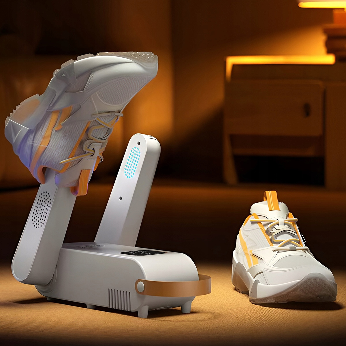 Biały but suszący się na urządzeniu, obok stoi drugi but.