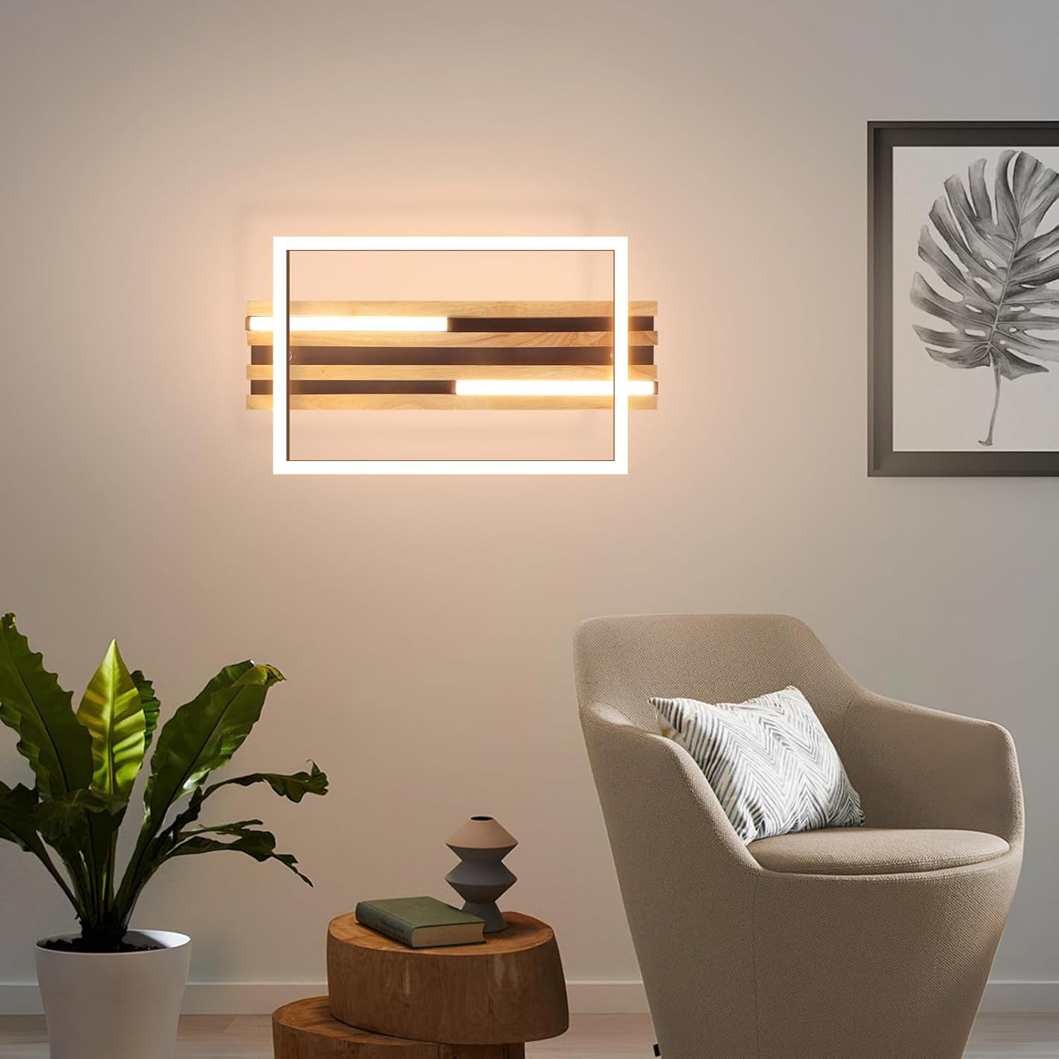Lampada da parete moderna in legno con cornice bianca, pianta, libro, vaso e sedia.