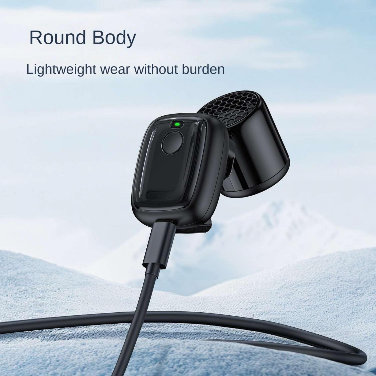 Schwarze Ohrhörer mit Ladekabel auf blau-weißem Schneeuntergrund.