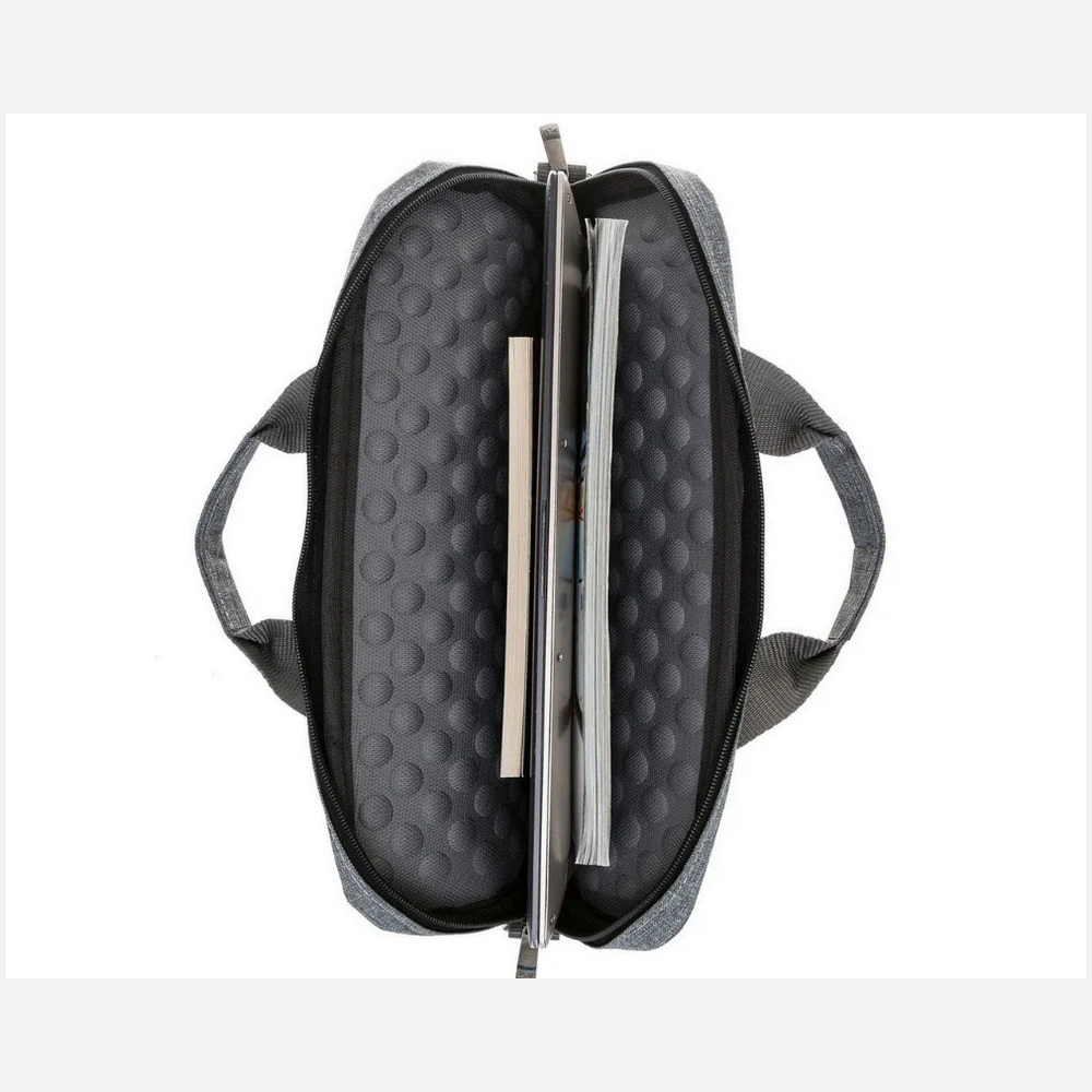 Kitaplar ve tablet ile gri dizüstü bilgisayar çantası, üstten görünüm.