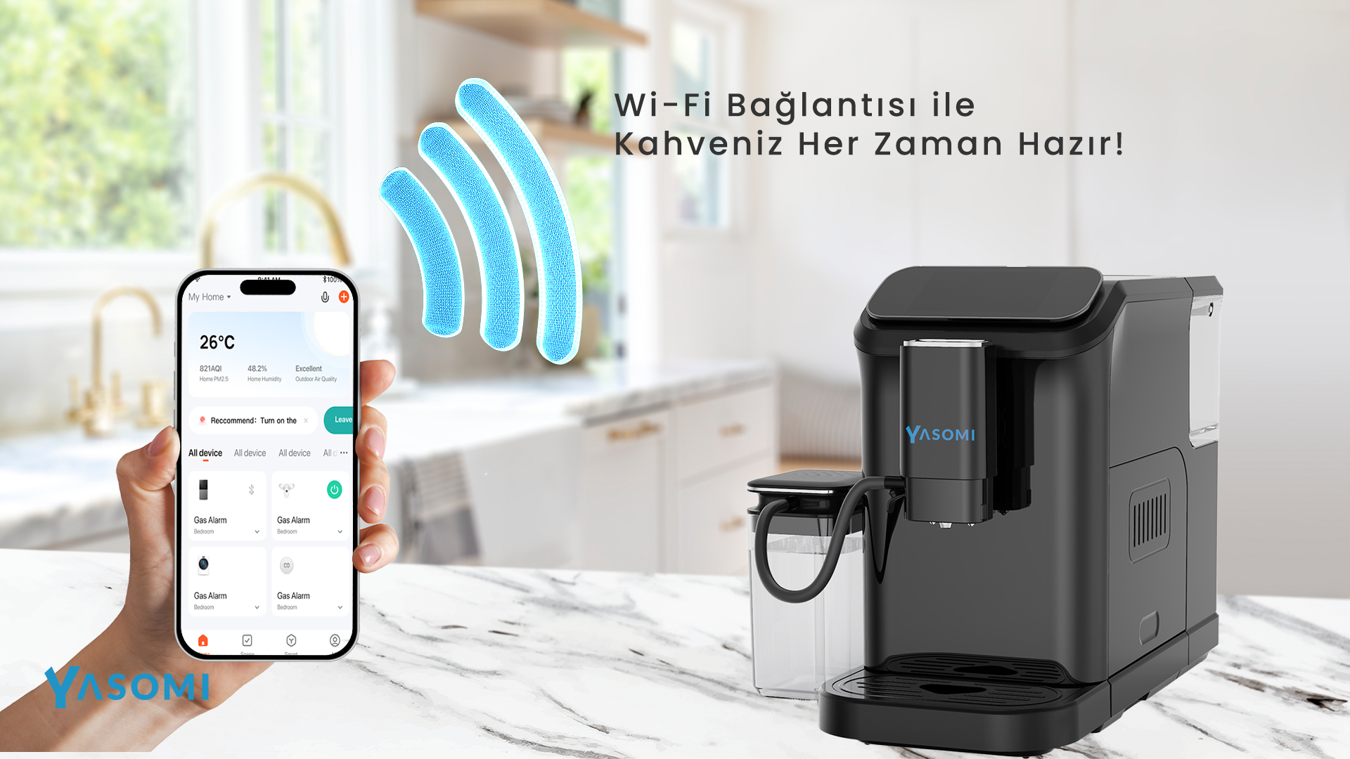 Bir el, akıllı ev uygulaması gösteren bir akıllı telefon tutuyor. Yanında bir kahve makinesi var.