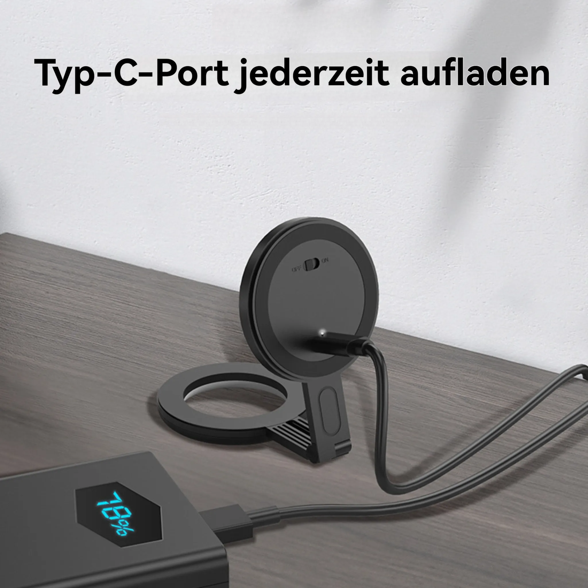 Ein schwarzes Ladegerät mit Typ-C-Anschluss wird an ein Powerbank mit 78% Ladung angeschlossen.
