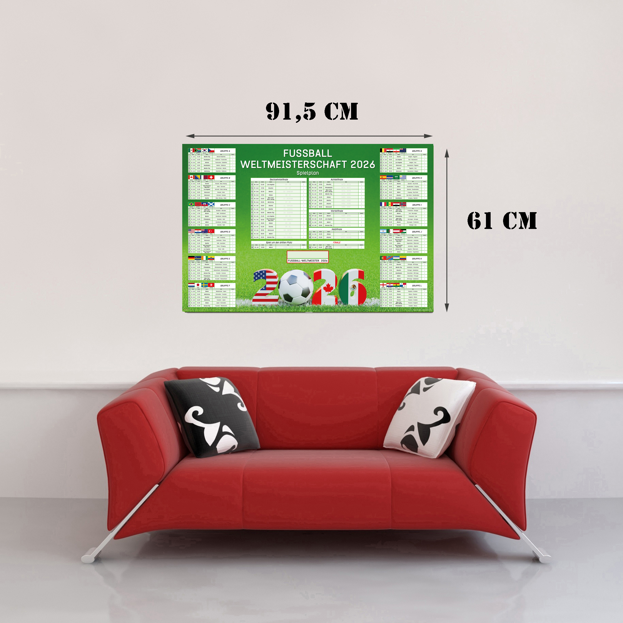 WM 2026 Spielplan Poster über rotem Sofa mit fußball und Flaggen.
