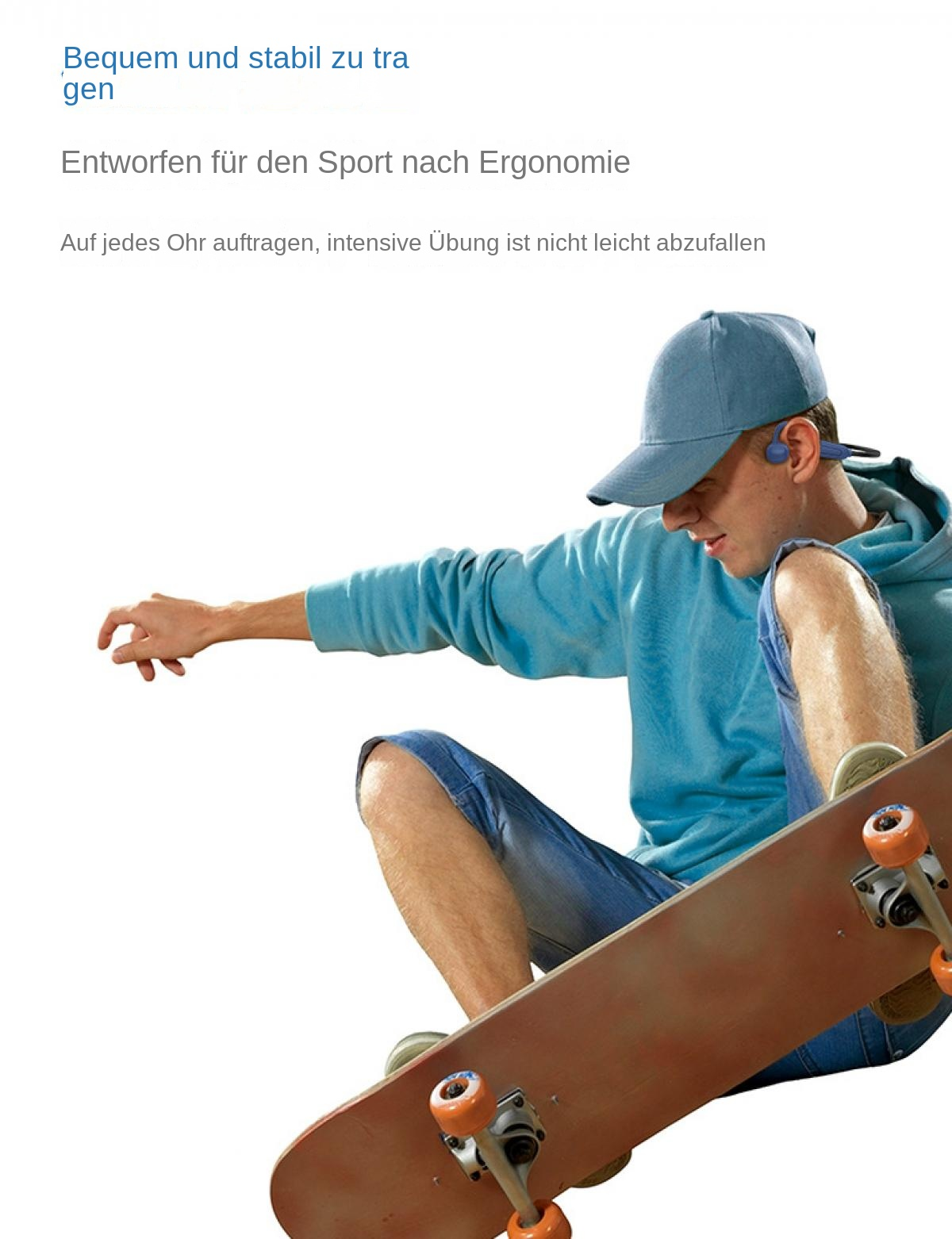 Ein Mann mit Kopfhörern und Kappe auf einem Skateboard, blauer Hoodie, Jeans.