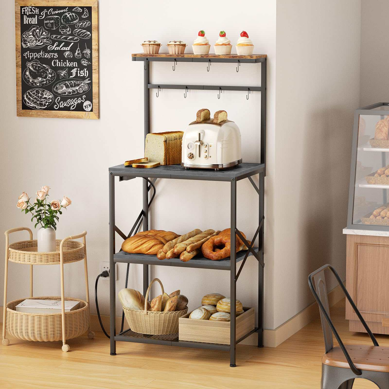 Ein weißer Toaster mit Brot und Muffins auf einem Regal. Brot und Brötchen auf dem Boden.