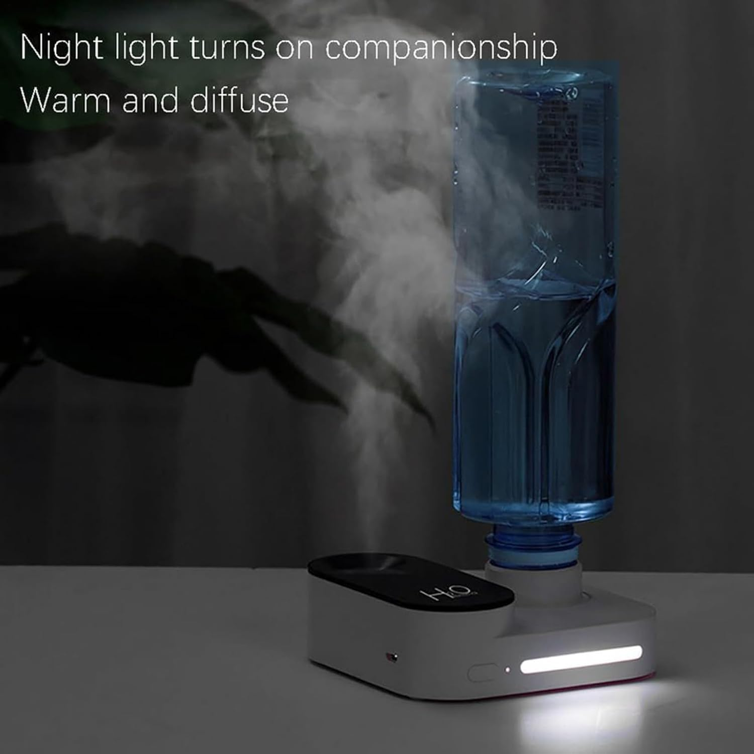 Ein Diffusor mit einer blauen Wasserflasche und Nebel. Ein Nachtlicht leuchtet.