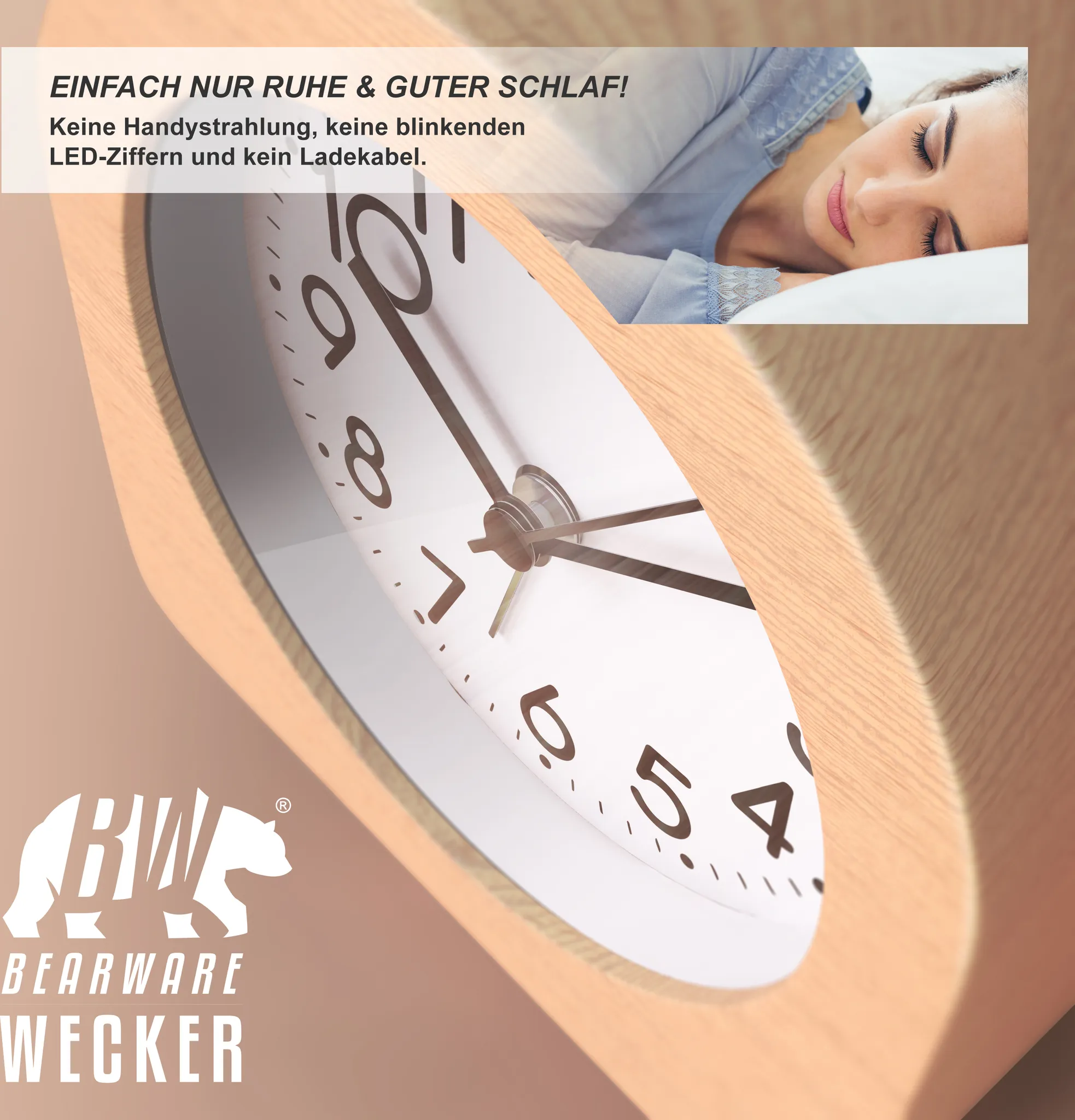 Ein Holzwecker mit analoger Uhr und schlafender Frau im Hintergrund.