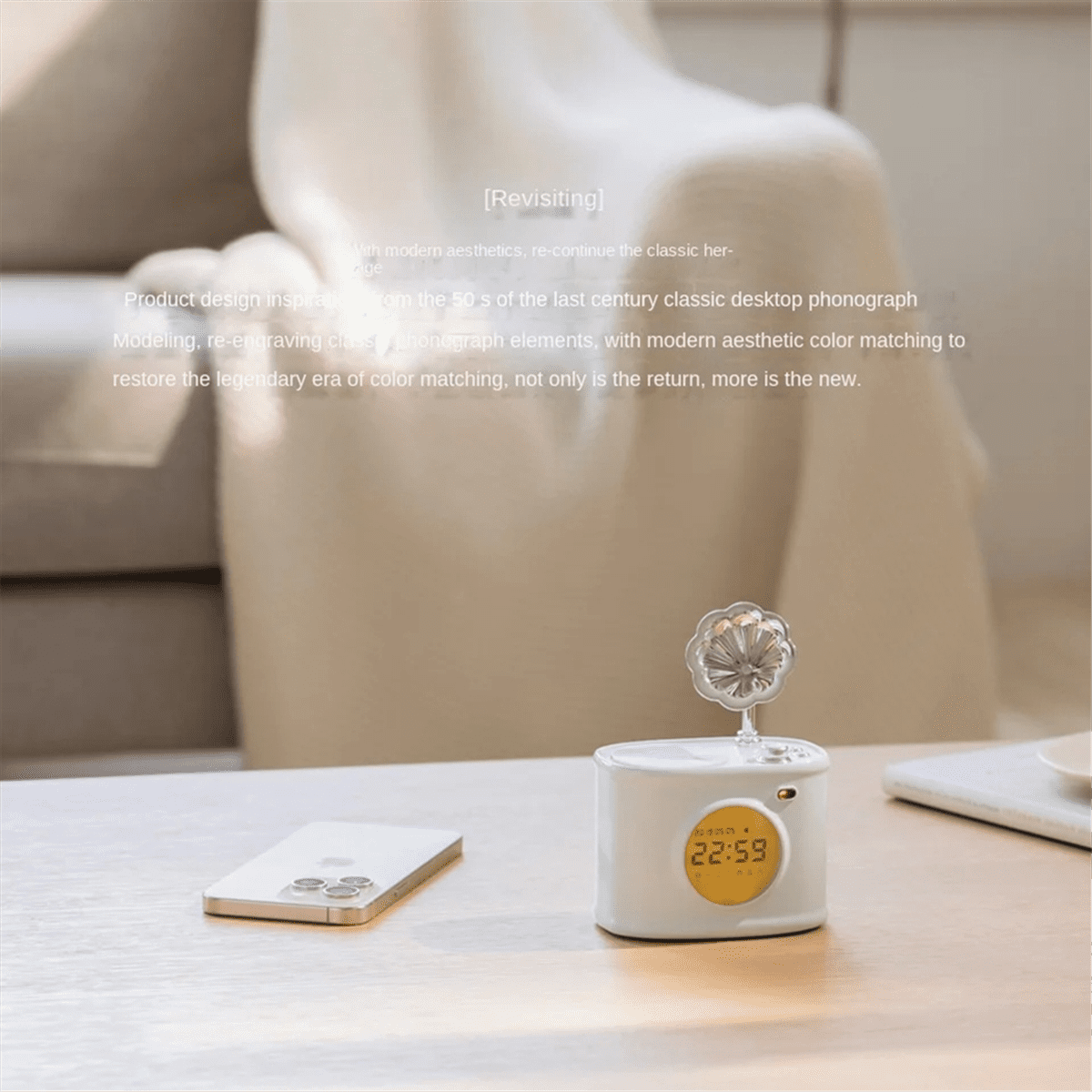 Ein weißer Wecker mit einem stilisierten Grammophon und einem iPhone liegen auf einem Holztisch.