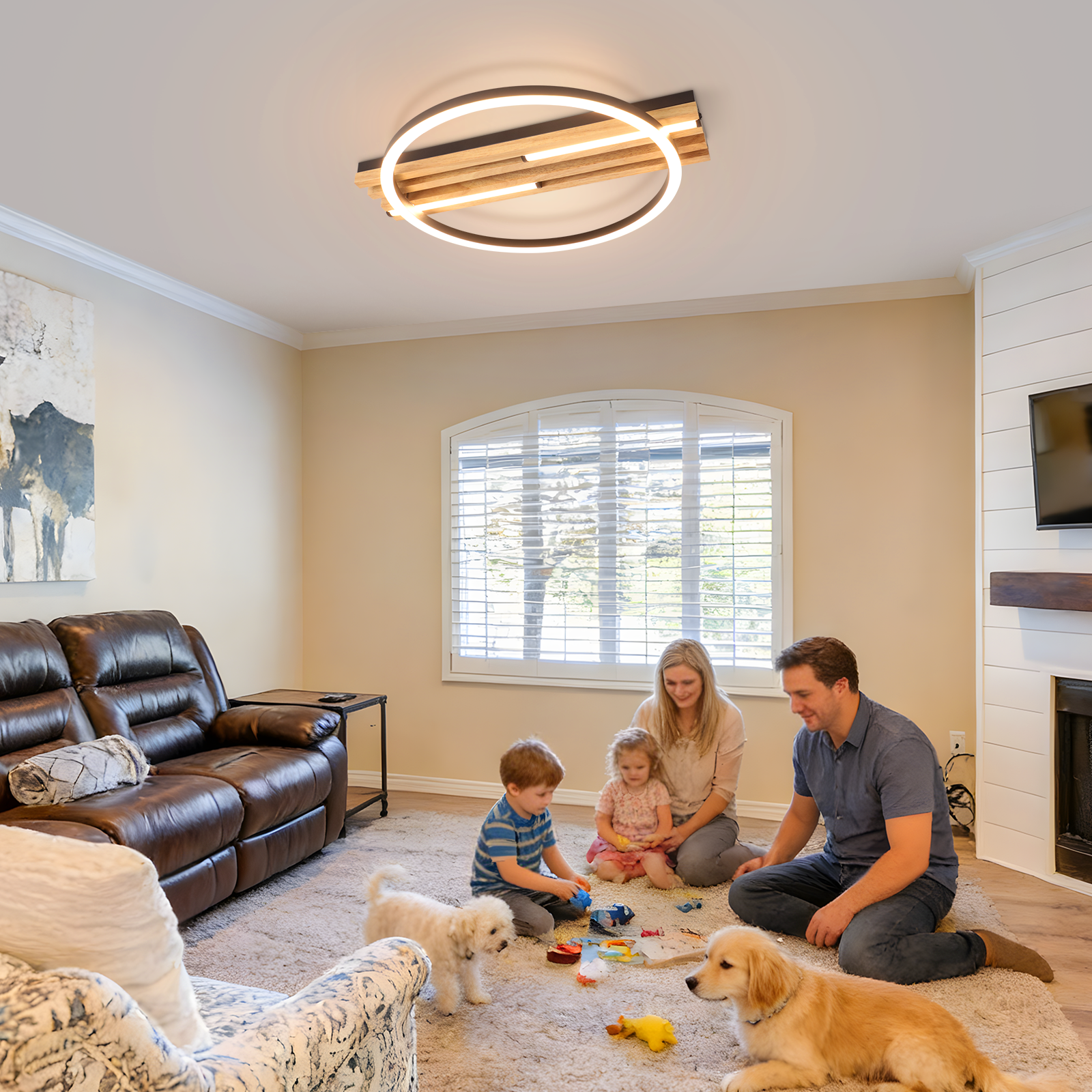 Famiglia con cani gioca sul tappeto del soggiorno. Lampada da soffitto moderna.