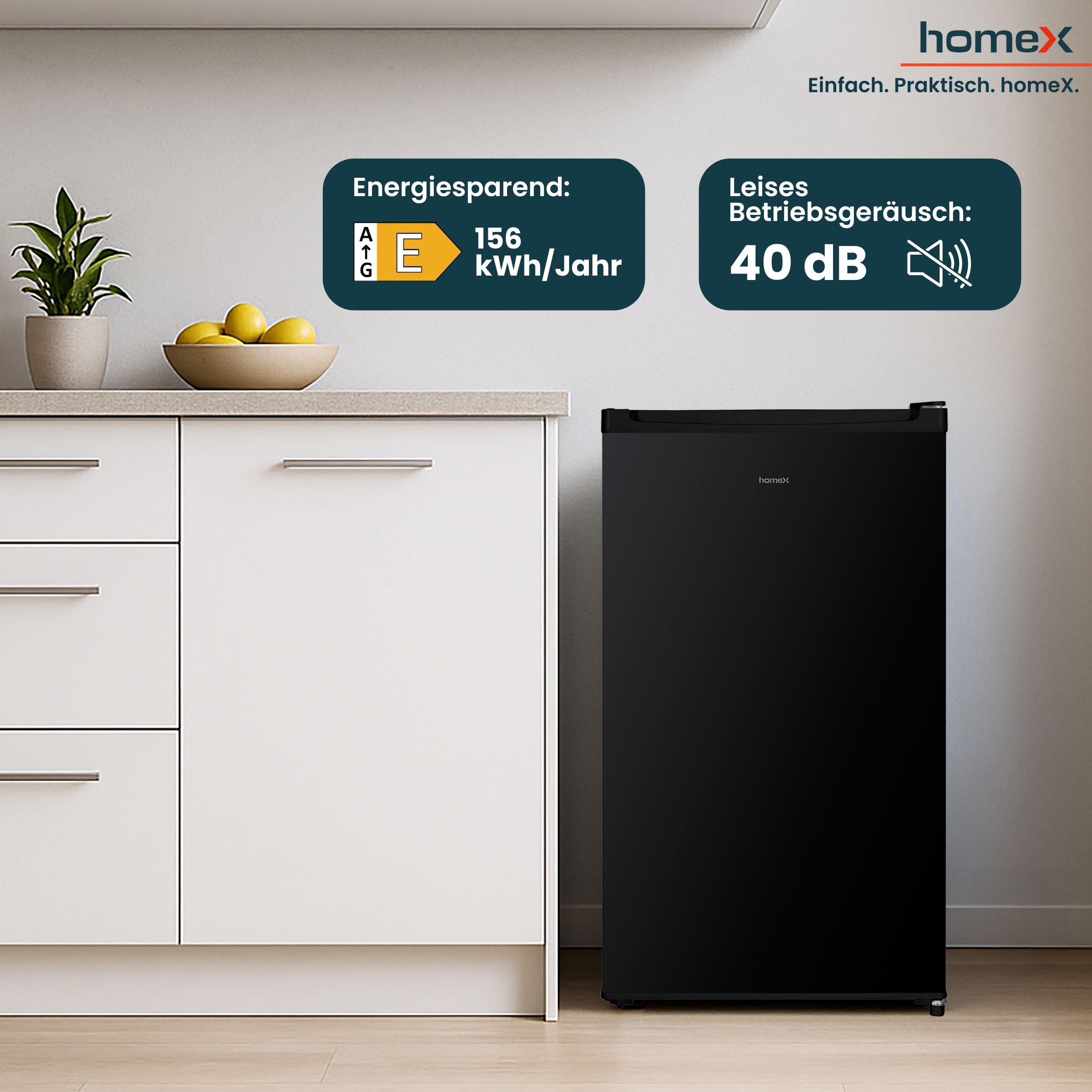 Ein schwarzer Kühlschrank steht neben weißen Küchenschränken. Energieeffizienz E, 156 kWh/Jahr, 40 dB.