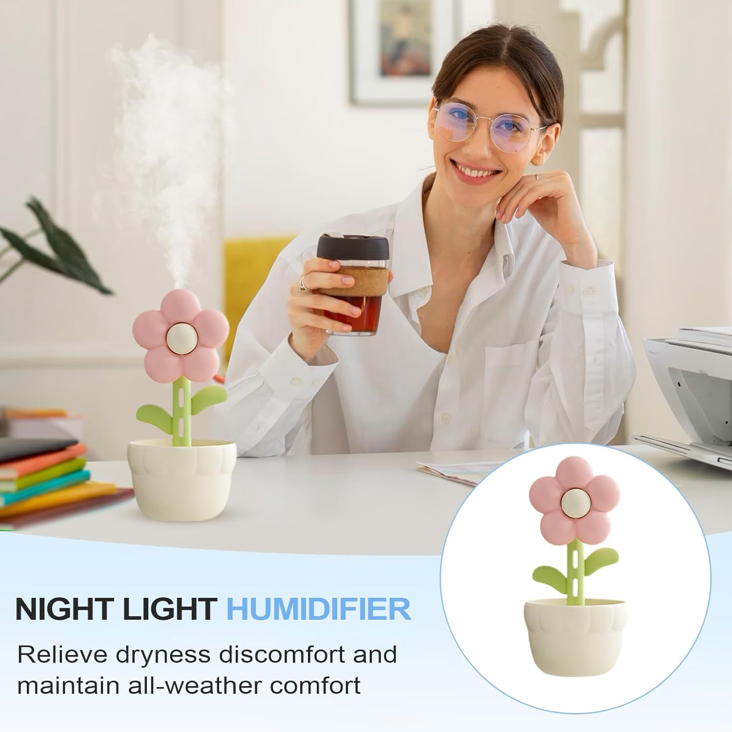 Eine Frau im weißen Hemd lächelt und hält eine Tasse. Ein pinker Blumenluftbefeuchter gibt Dampf ab.