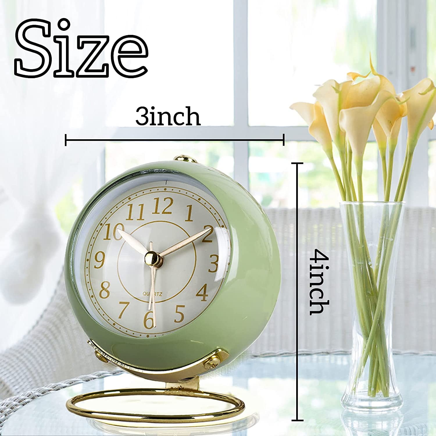 Ein grüner Wecker auf einem Tisch mit Blumen in einer Vase daneben.