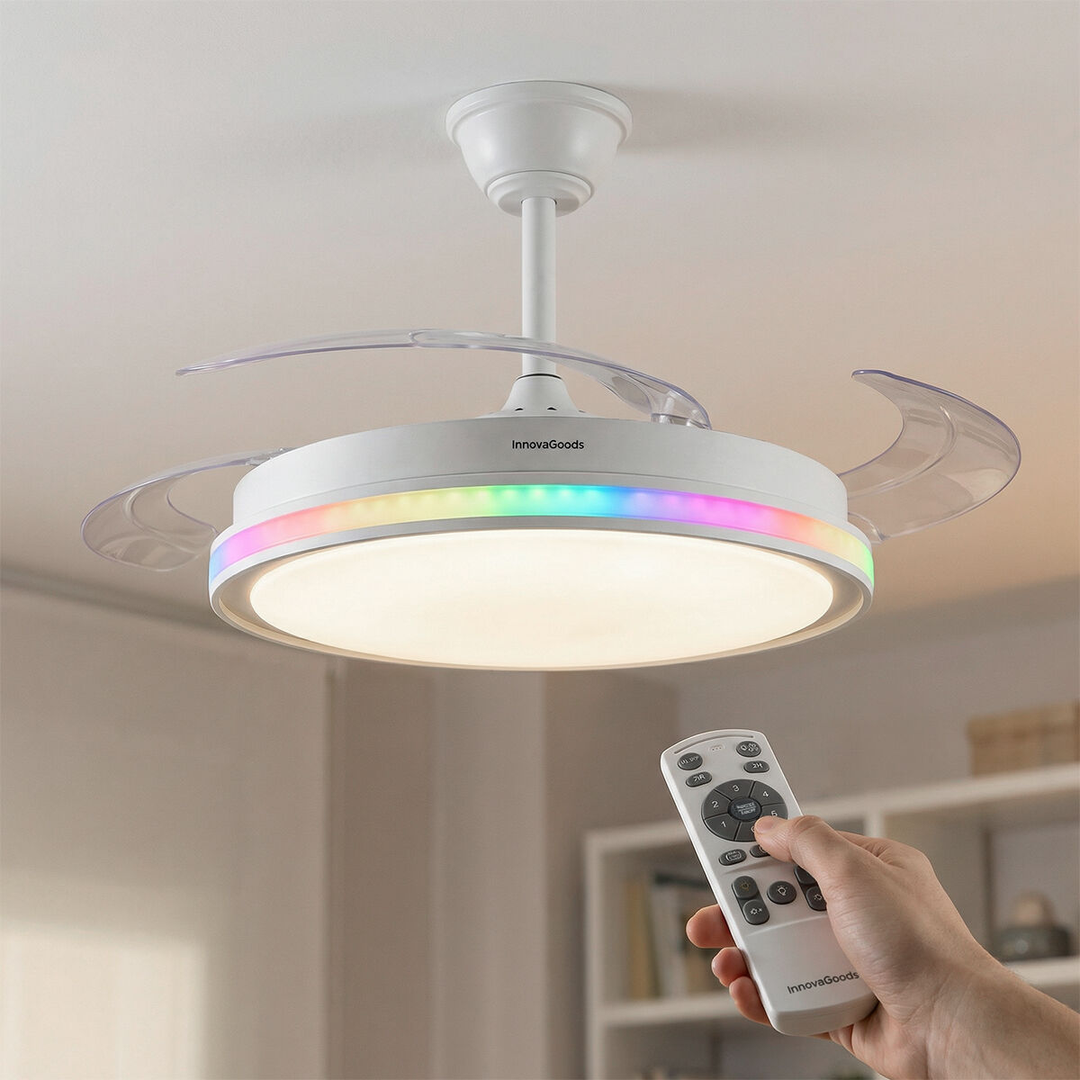 Deckenventilator mit LED-Ringlicht und Fernbedienung im Innenbereich.