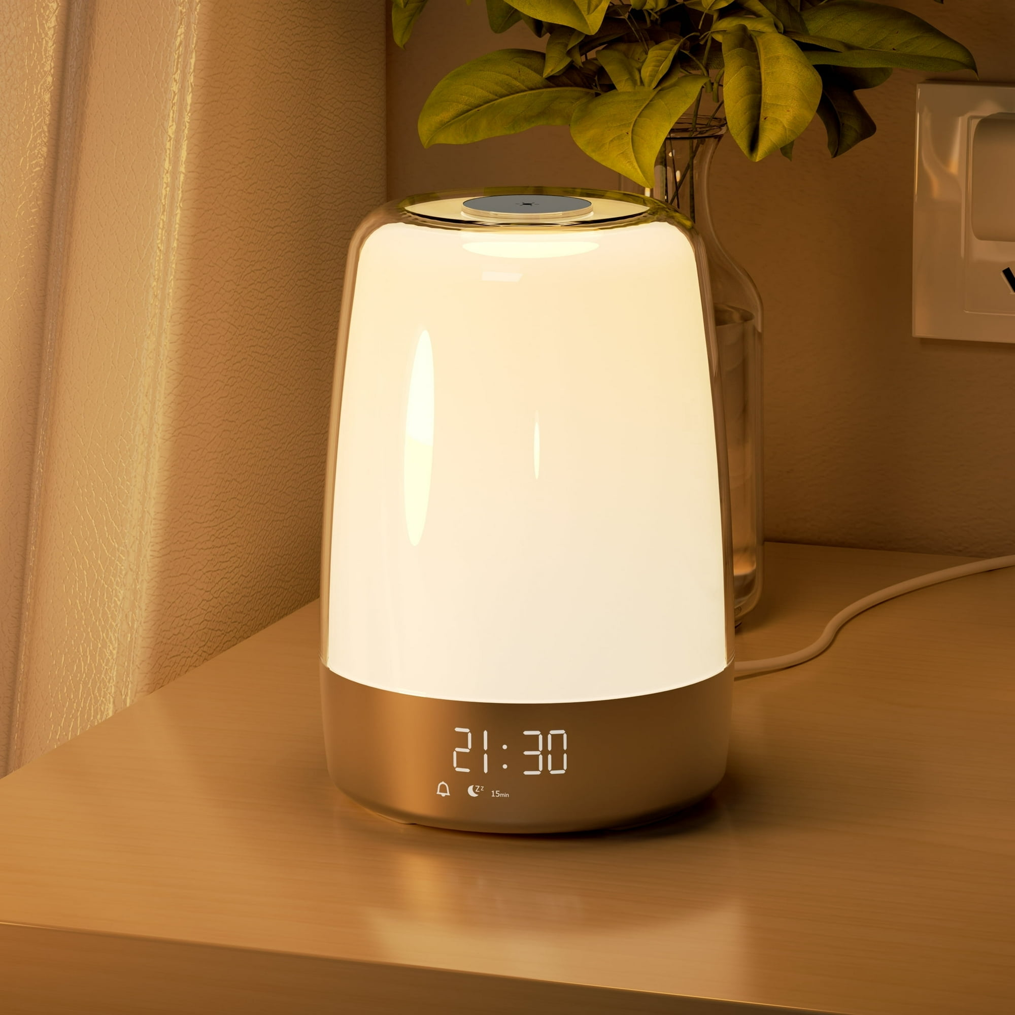 Eine Nachttischlampe mit digitaler Uhrzeit 21:30 und Alarmfunktion.