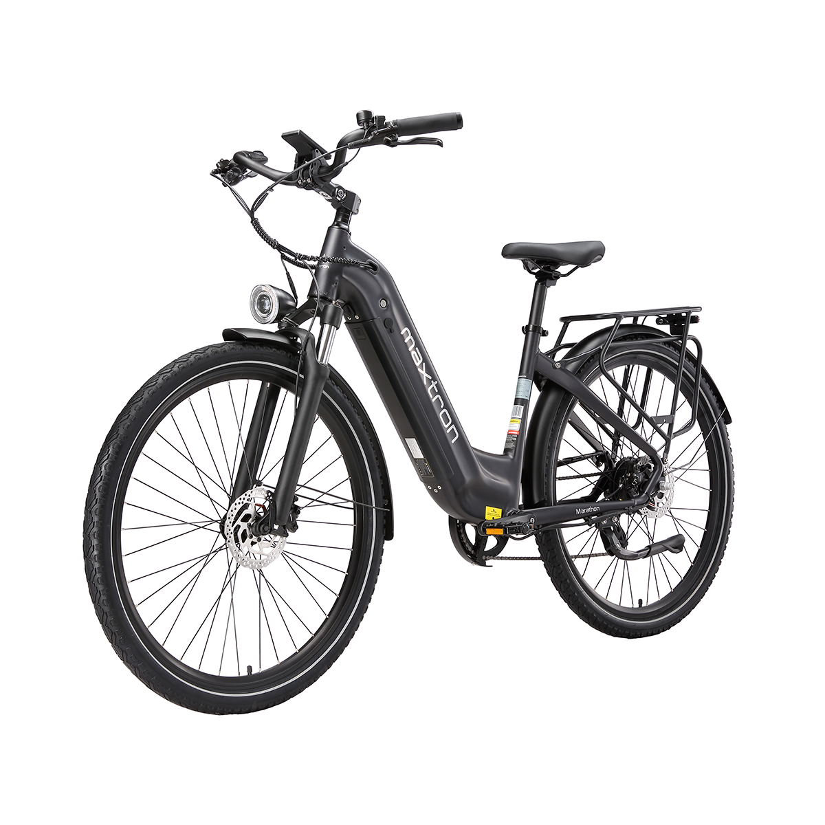 Czarny rower elektryczny z bagażnikiem i amortyzowanym widelcem na białym tle.