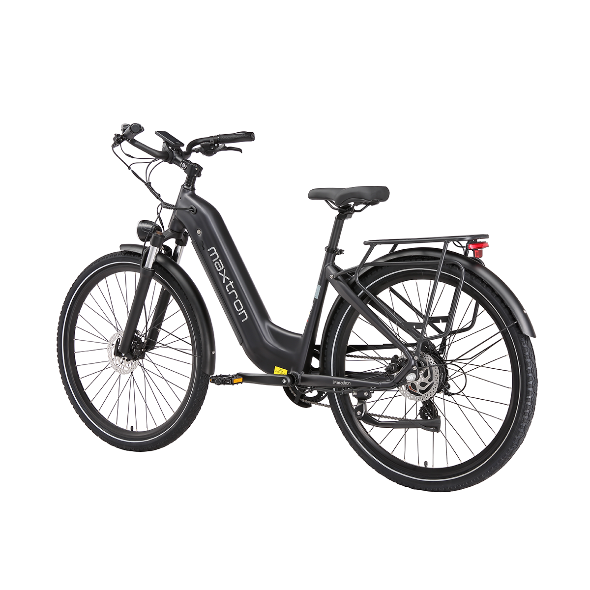 Czarny rower elektryczny z bagażnikiem, biały napis 'maxtron'.