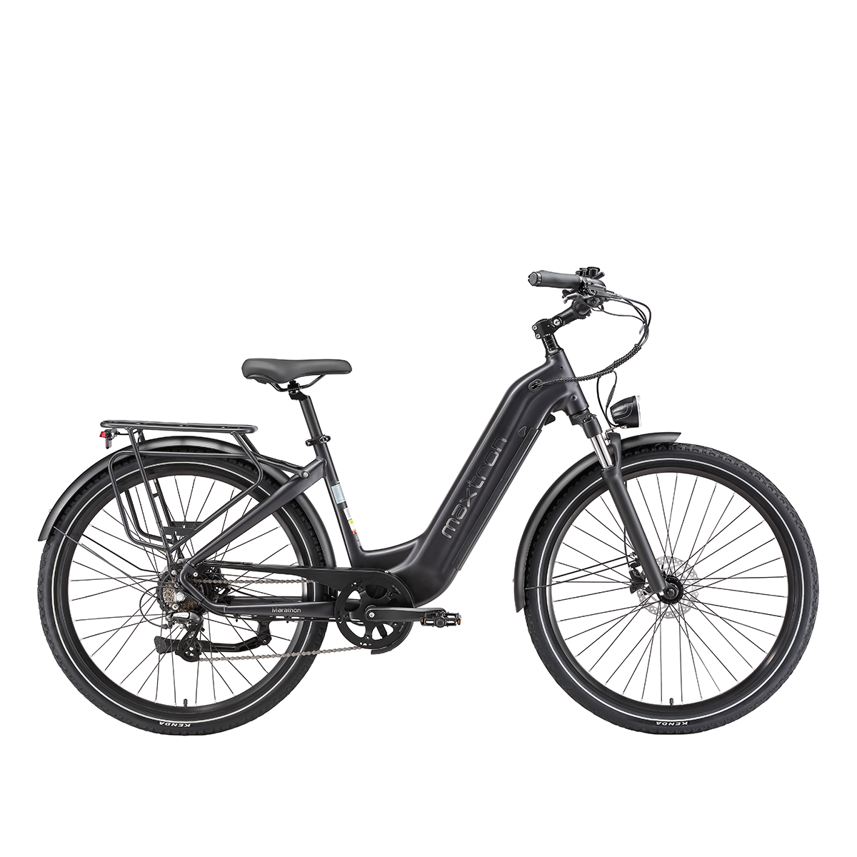 Czarny rower elektryczny z bagażnikiem i błotnikami, wyizolowany na białym tle.