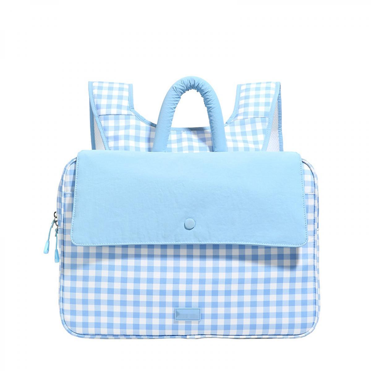 Ein blau-weiß karierter Rucksack mit hellblauer Klappe und Henkel.