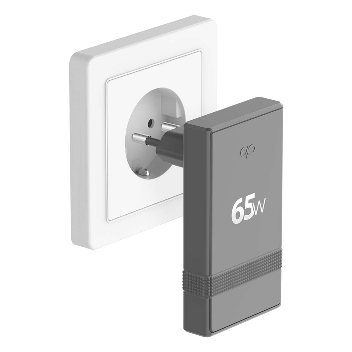 Un adattatore grigio da 65W è inserito in una presa a muro bianca.