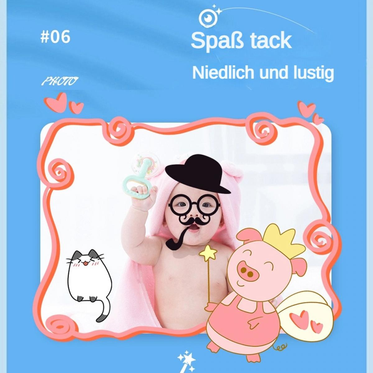 Baby mit Hut, Brille, Schnurrbart und Pfeife, neben einem Schwein und einer Katze.