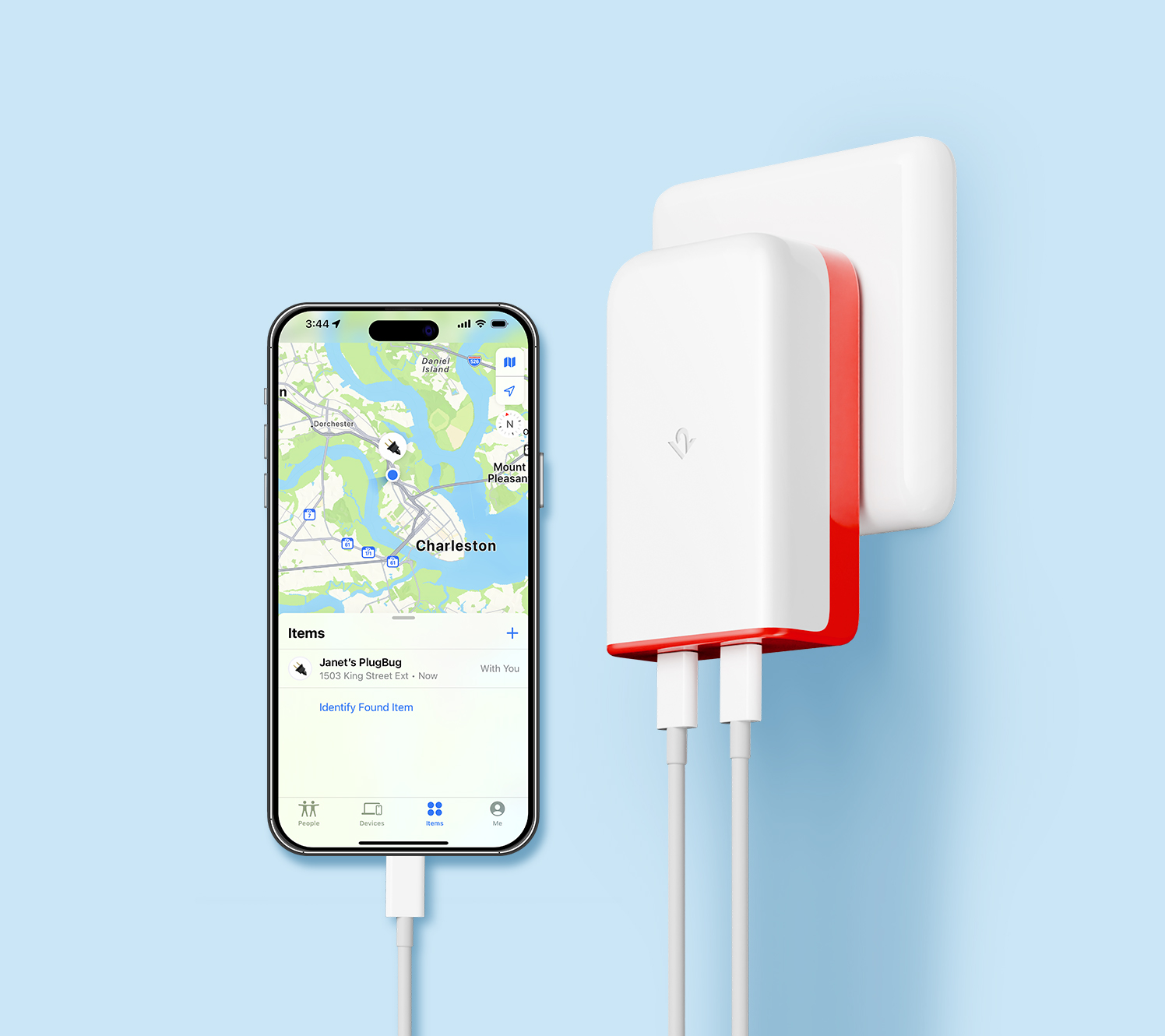 Un caricatore bianco con accento rosso, collegato a uno smartphone con mappa e un cavo.