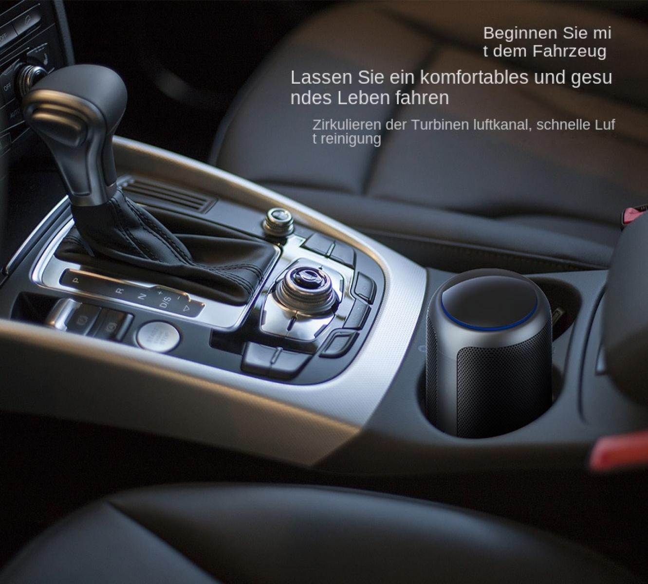 Autoinnenraum mit Schalthebel, Luftreiniger im Getränkehalter und deutschem Text.